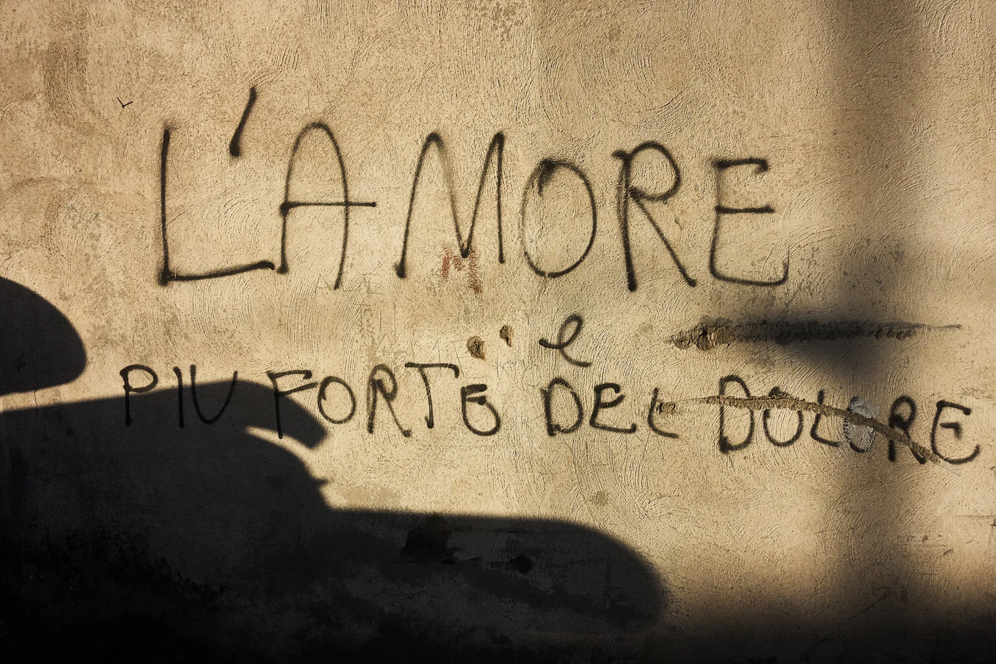  Mur d’un immeuble de Mercato, un quartier populaire situé à proximité de Piazza Garibaldi. Naples. Juillet 2020.  