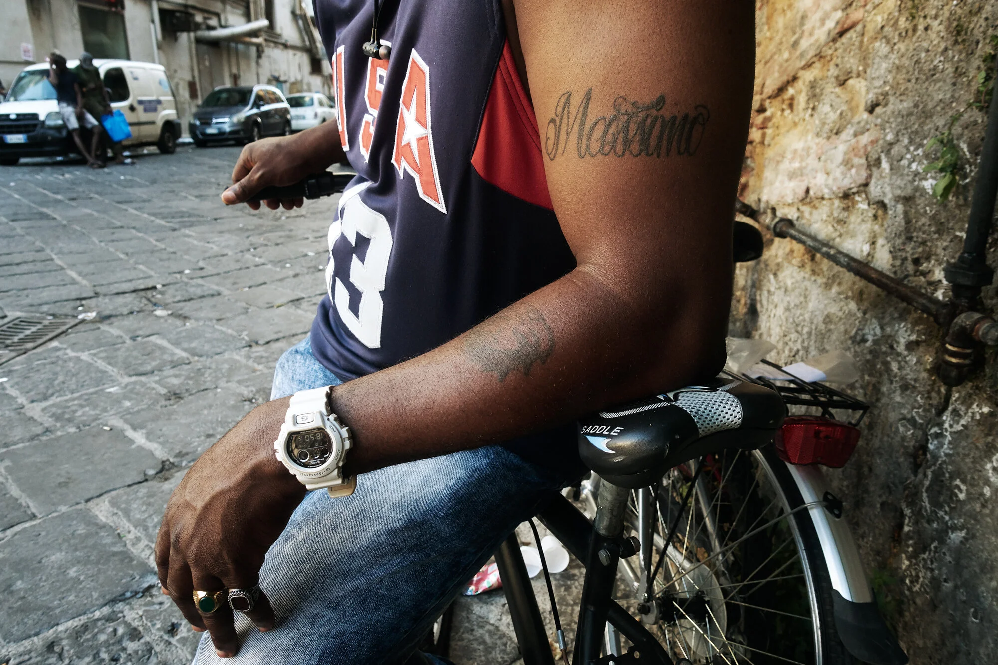  Maxime surnommé « Massimo » depuis qu’il vit à Naples, est un ami camerounais de Pascal. Pour financer ses besoins quotidiens, il vend des vélos d’occasion à piazza Nolana située dans le quartier Mercato. Naples. Juillet 2020 