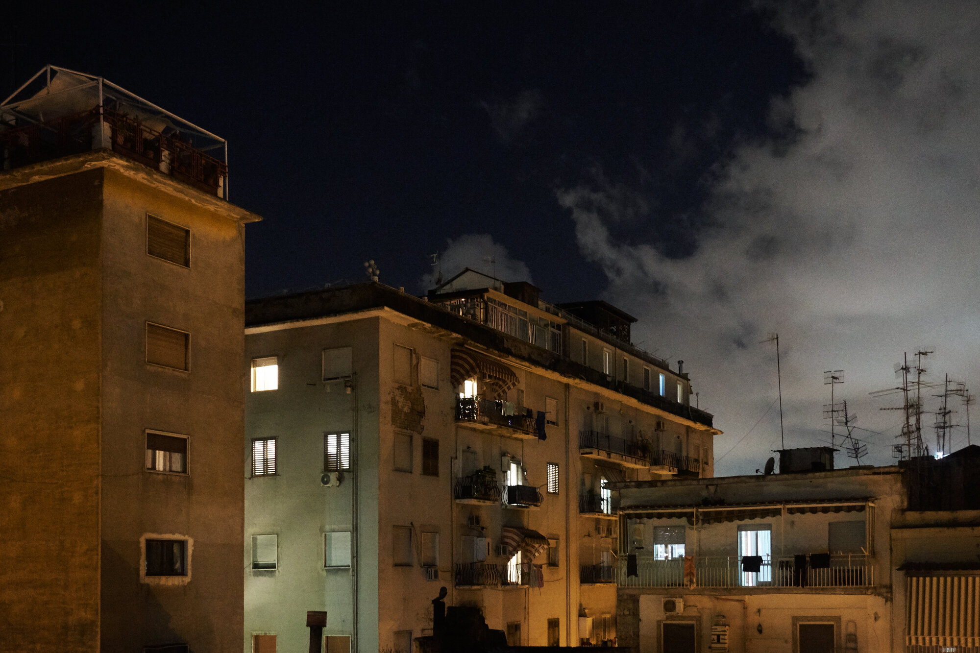  Logements collectifs situés dans le quartier Mercato. C’est ici que Pascal loge, le temps d’effectuer ses démarches administratives. Au programme : son permis de conduire et le renouvellement de son titre de séjour. Naples. Juillet 2020.  