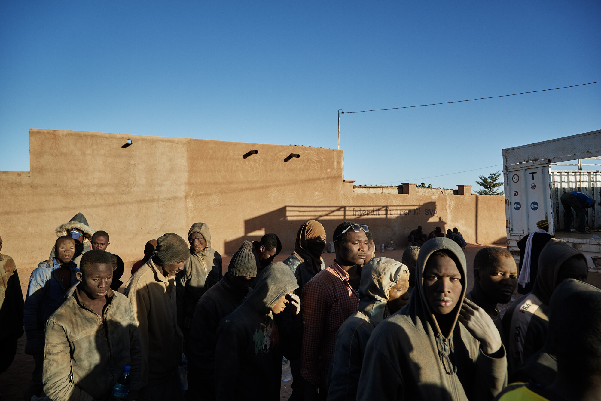  Arrivée de cent soixante-six personnes refoulées dans le désert par les autorités algériennes au centre de l’Organisation internationale des migrations (O.I.M.). Originaires de Côte d’Ivoire, du Mali et du Sénégal, ils travaillaient sur des chantier