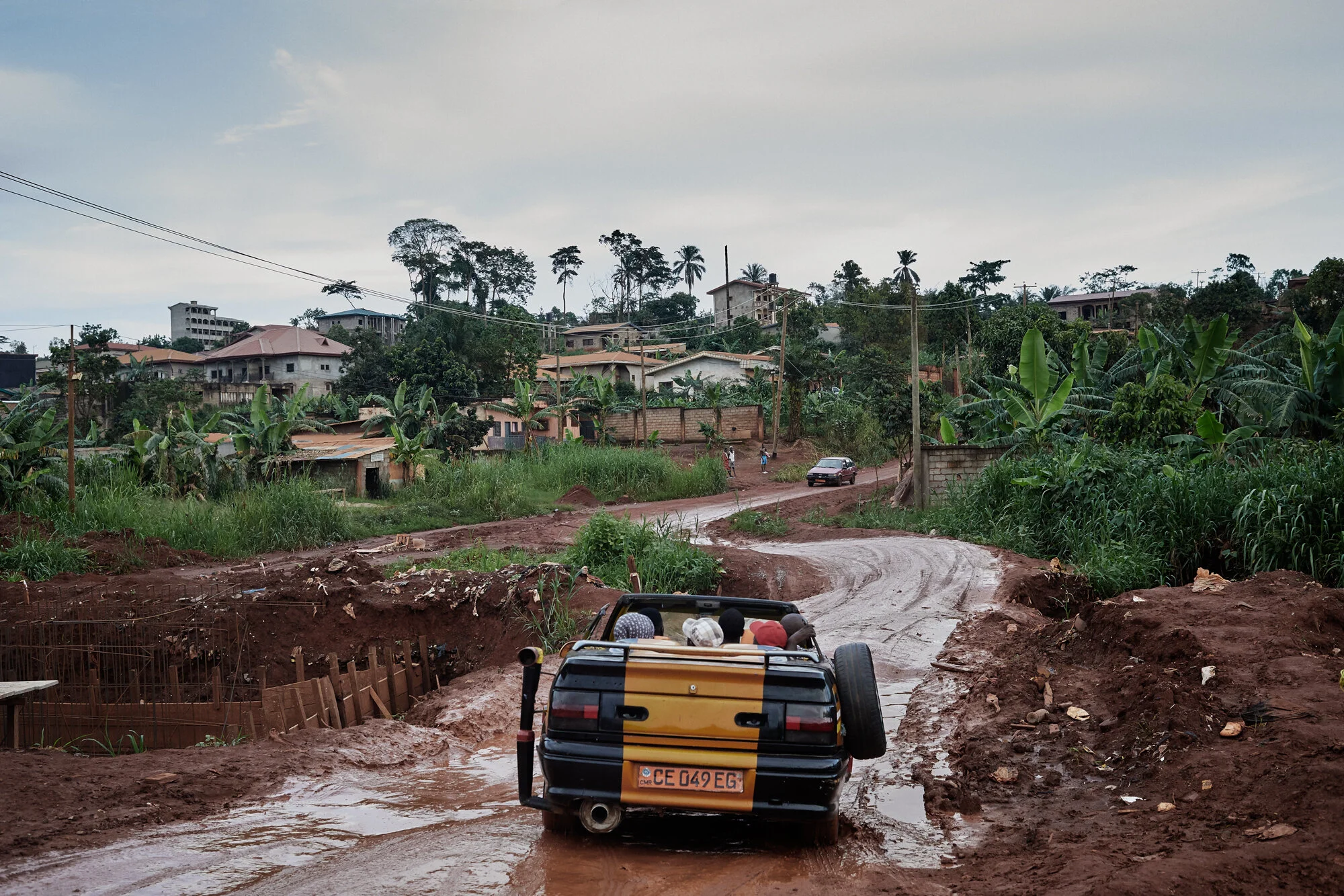  Route principale qui mène à Nkoabang, un nouveau quartier de Yaoundé où vit Rodrigue avec ses deux frères. Mai 2019.  