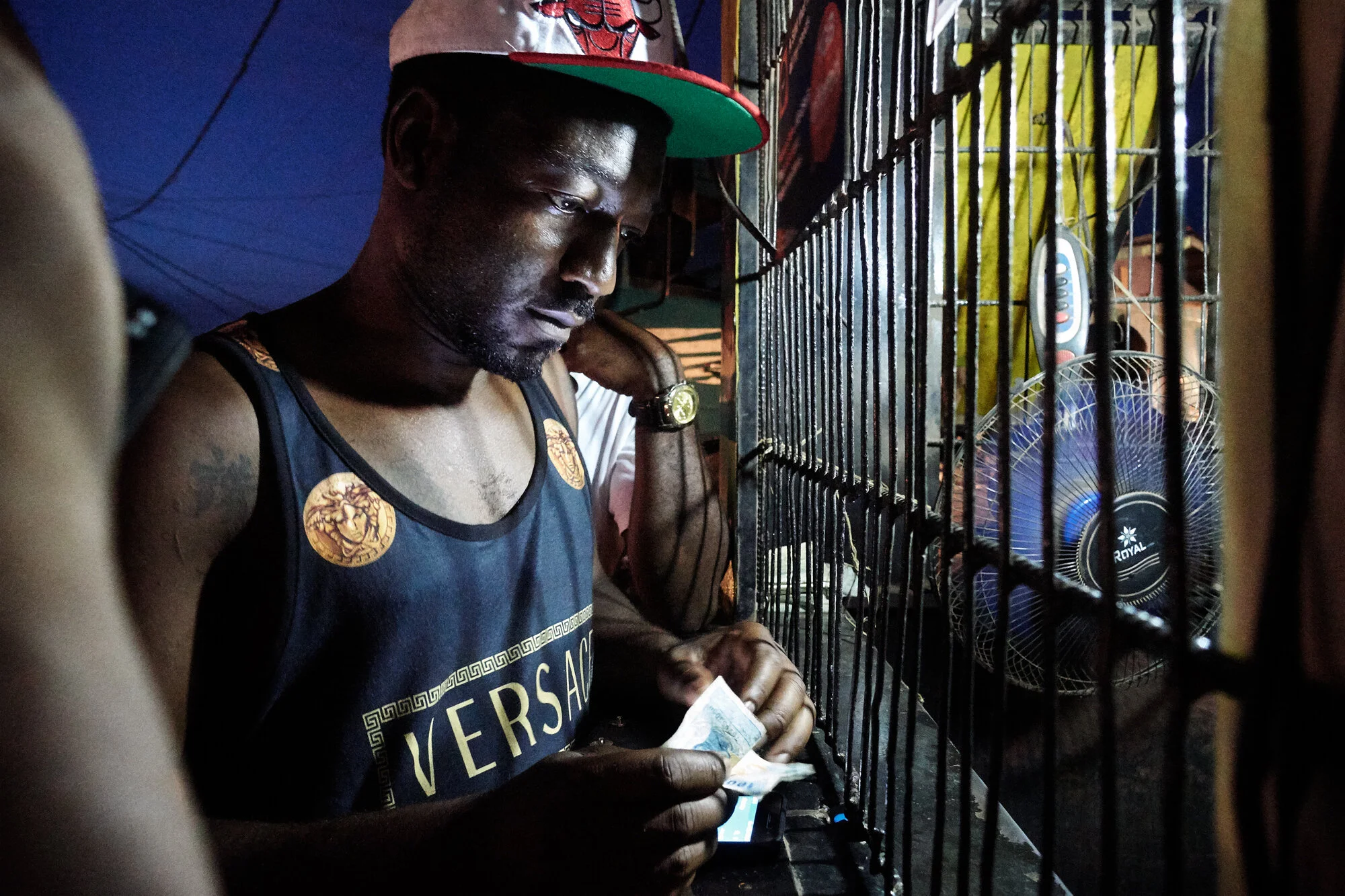  Boutique « Orange Money » depuis laquelle Rodrigue envoie de l’argent à sa mère qui vit dans un village excentré de Yaoundé. Douala. Mai 2019.  