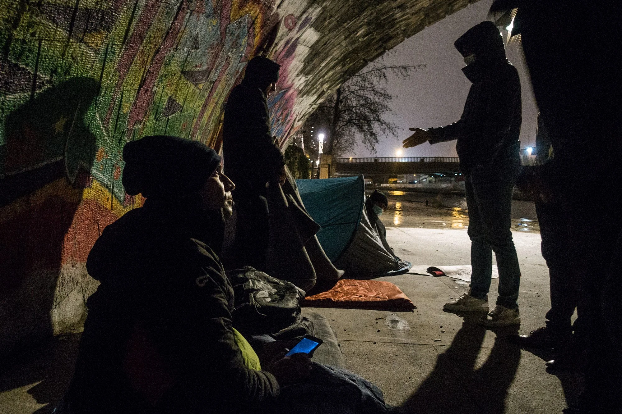  Distribution de kits d’Hygiène par des memebres d’Utopia 56. Décembre 2020. 