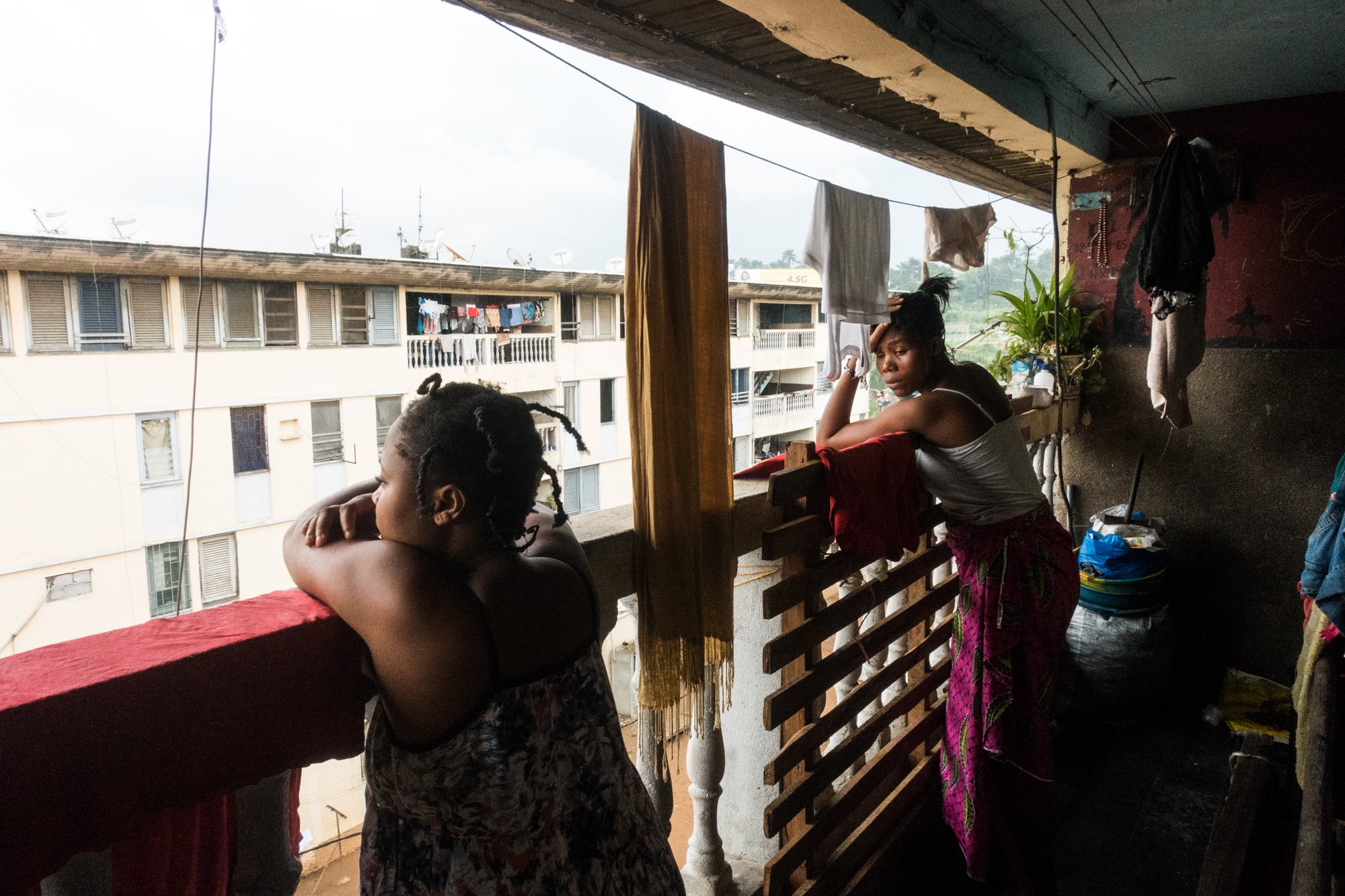  Jacqueline (à droite de l’image) et sa sœur Chepo vivent chez leur tante. Chaque jour, elles s’occupent de ses enfants et des tâches ménagères de son foyer. Mai 2021. 