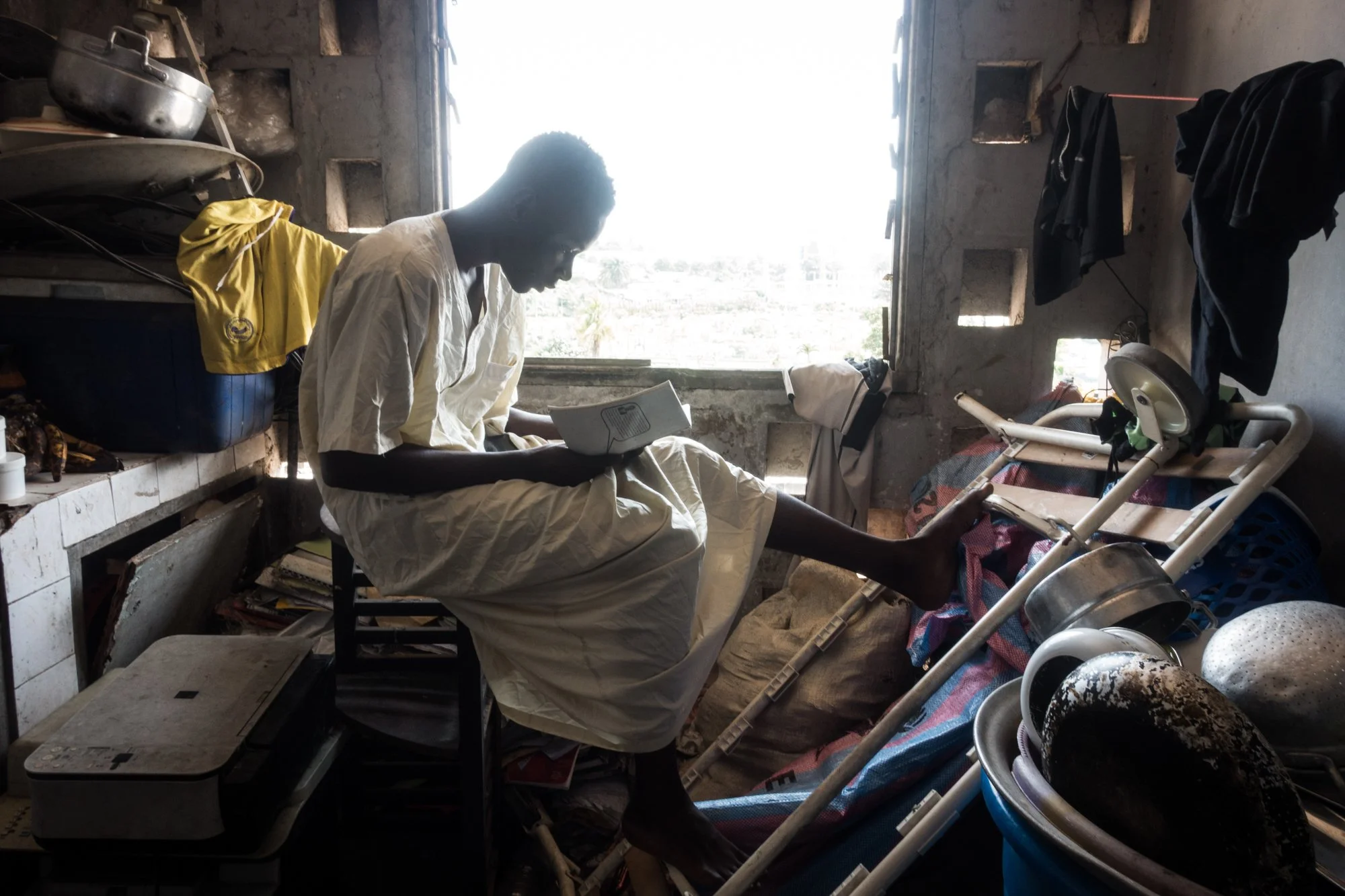 Mamery, 20 ans, vit chez son oncle depuis 1 an. Il partage le salon de l’appartement de son oncle avec quatre de ses cousins. Aujourd’hui, il s’est isolé dans la cuisine pour réviser ses cours d’économie. Octobre 2020. 