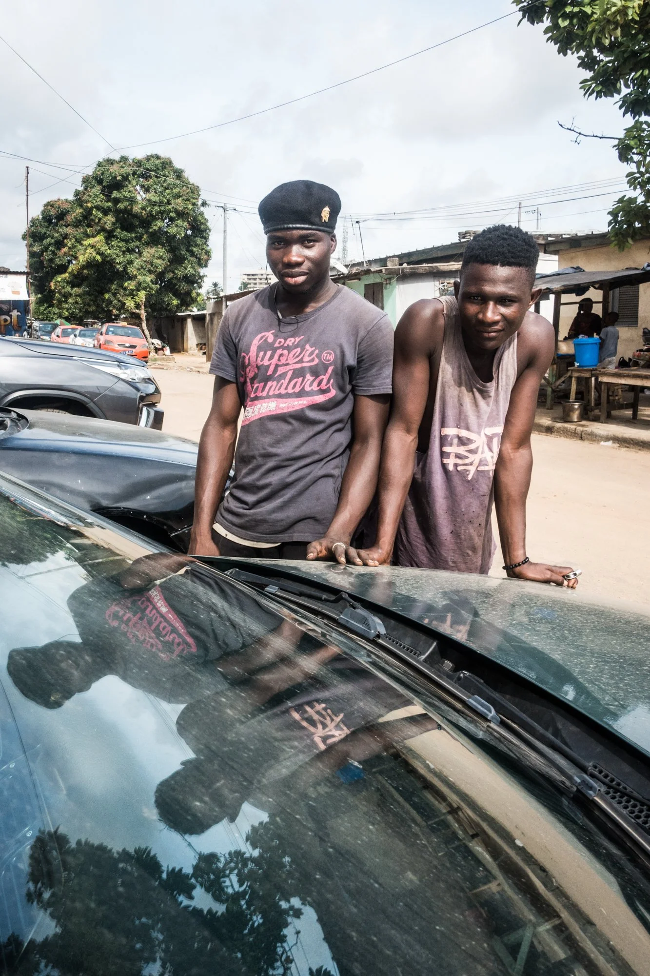  Chaka le garagiste (à gauche de l’image) et son collègue.  Mai 2021. 