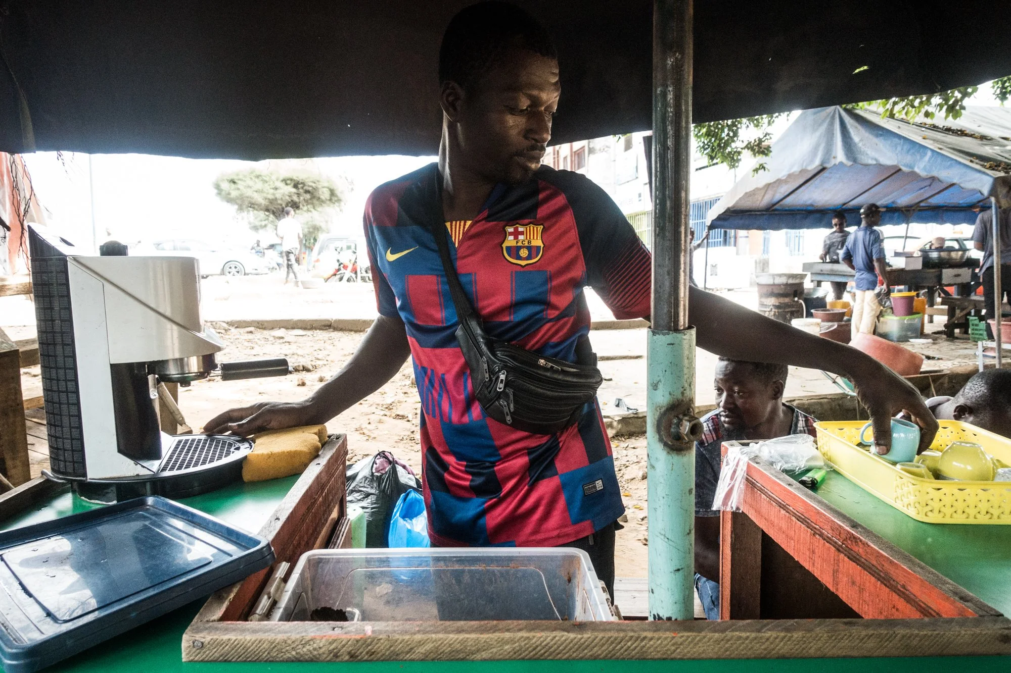  Kiosque à café d’Aboubakar. Ici, on refait le match de la veille  en écoutant les infos du jour. Octobre 2020.  