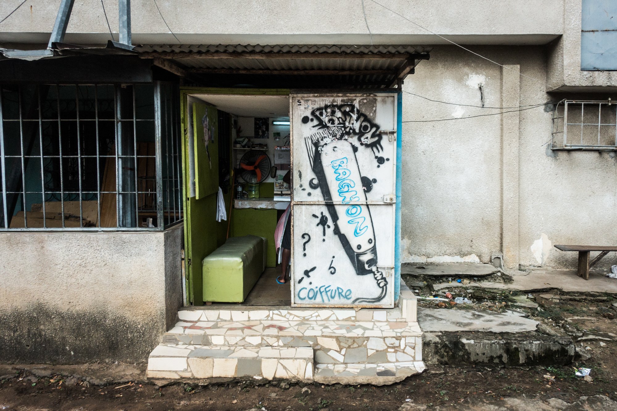  Salon de coiffure «Bagnon» (expression qui signifie mignon en langue bété). Octobre 2020. 