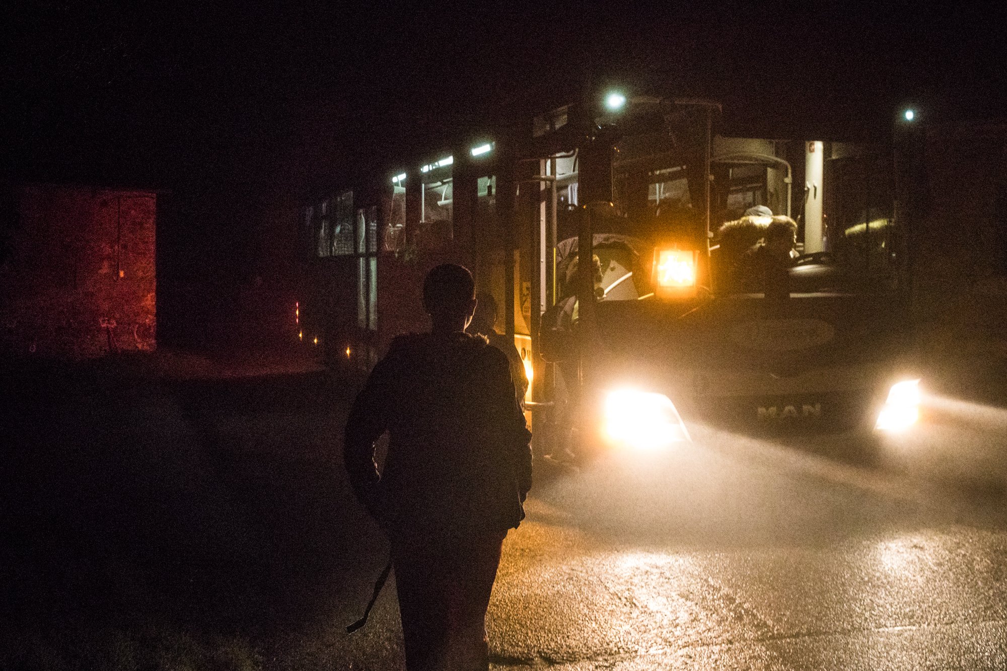  Il est 6H53. Un bus régional s’arrête devant chez Elias. Janvier 2022. 