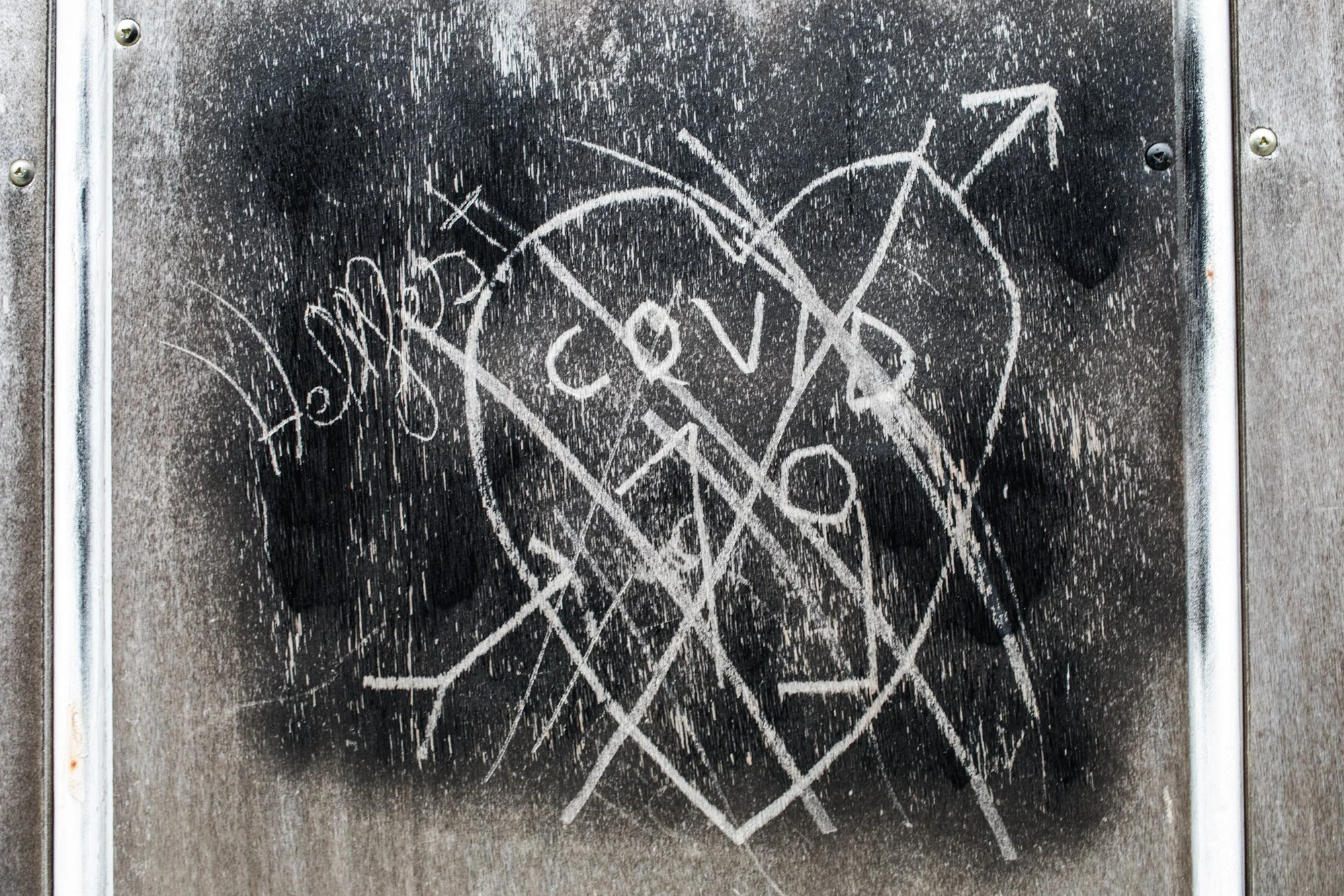 Inscriptions visibles sur un mur du centre ville de Guingamp. Janvier 2022. 