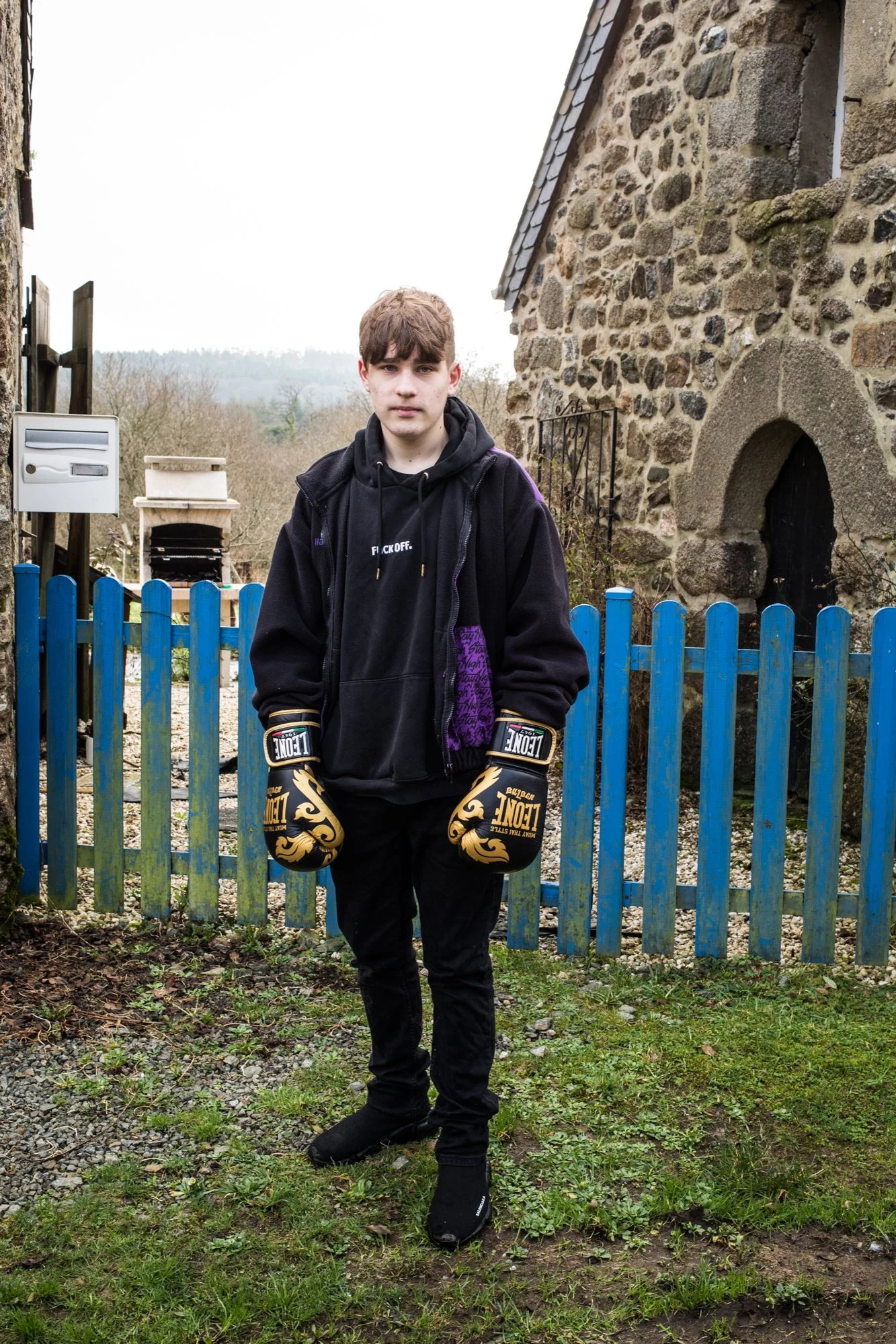  Fabian, élève de 3ème UPE2A au collège Albert Camus de Guingamp. Avant, Fabian habitait à Francfort (Allemagne) avec sa mère. Il se souvient qu’il allait régulièrement à la boxe. Depuis qu’il habite à Callac, il s’entraîne dans le champ en face de c