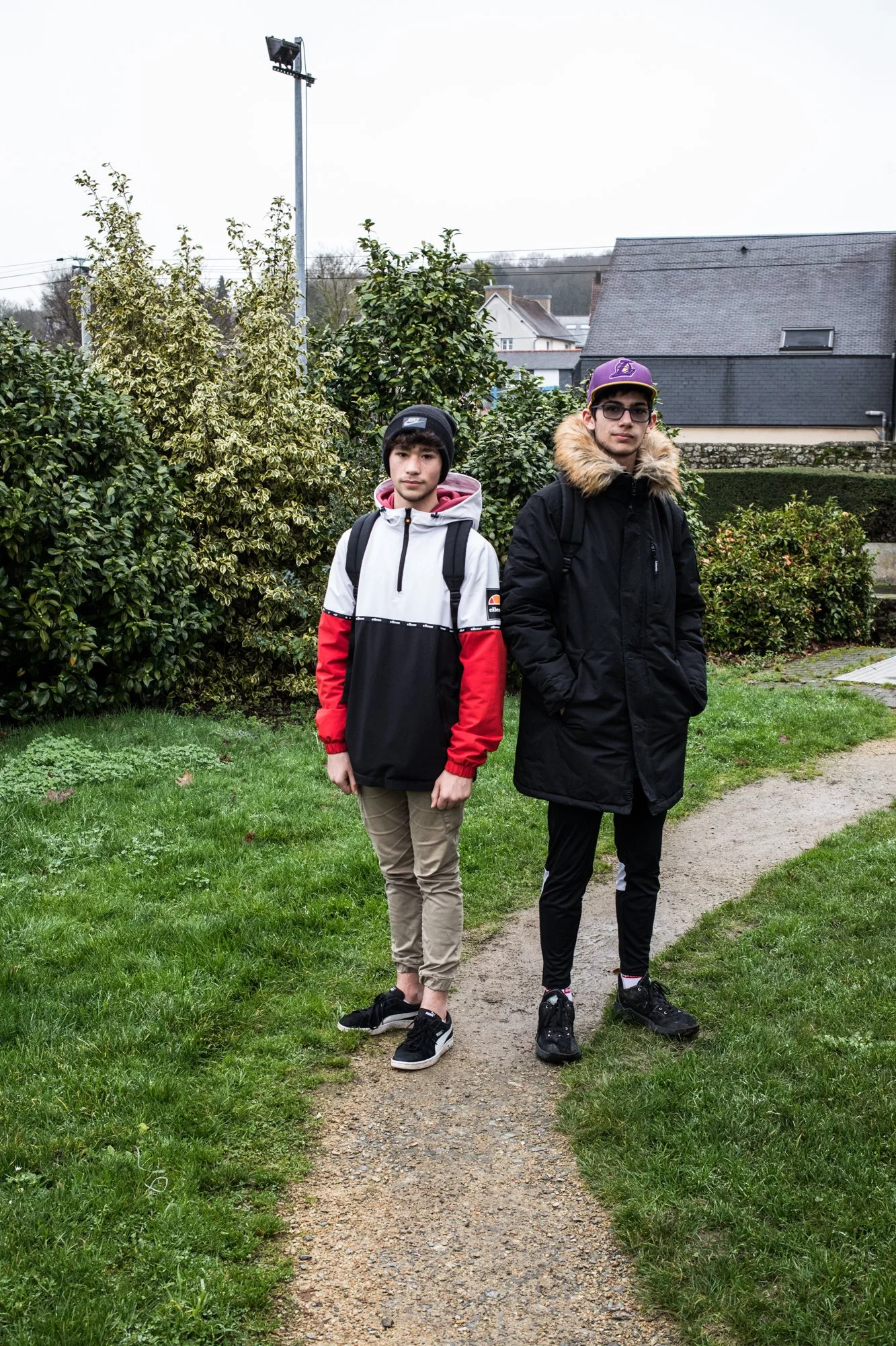  Gabin et Théo, lycéens à Guingamp, sur le chemin pour se rendre dans le magasin Noz. Un passe-temps du mercredi après-midi. Janvier 2022. 