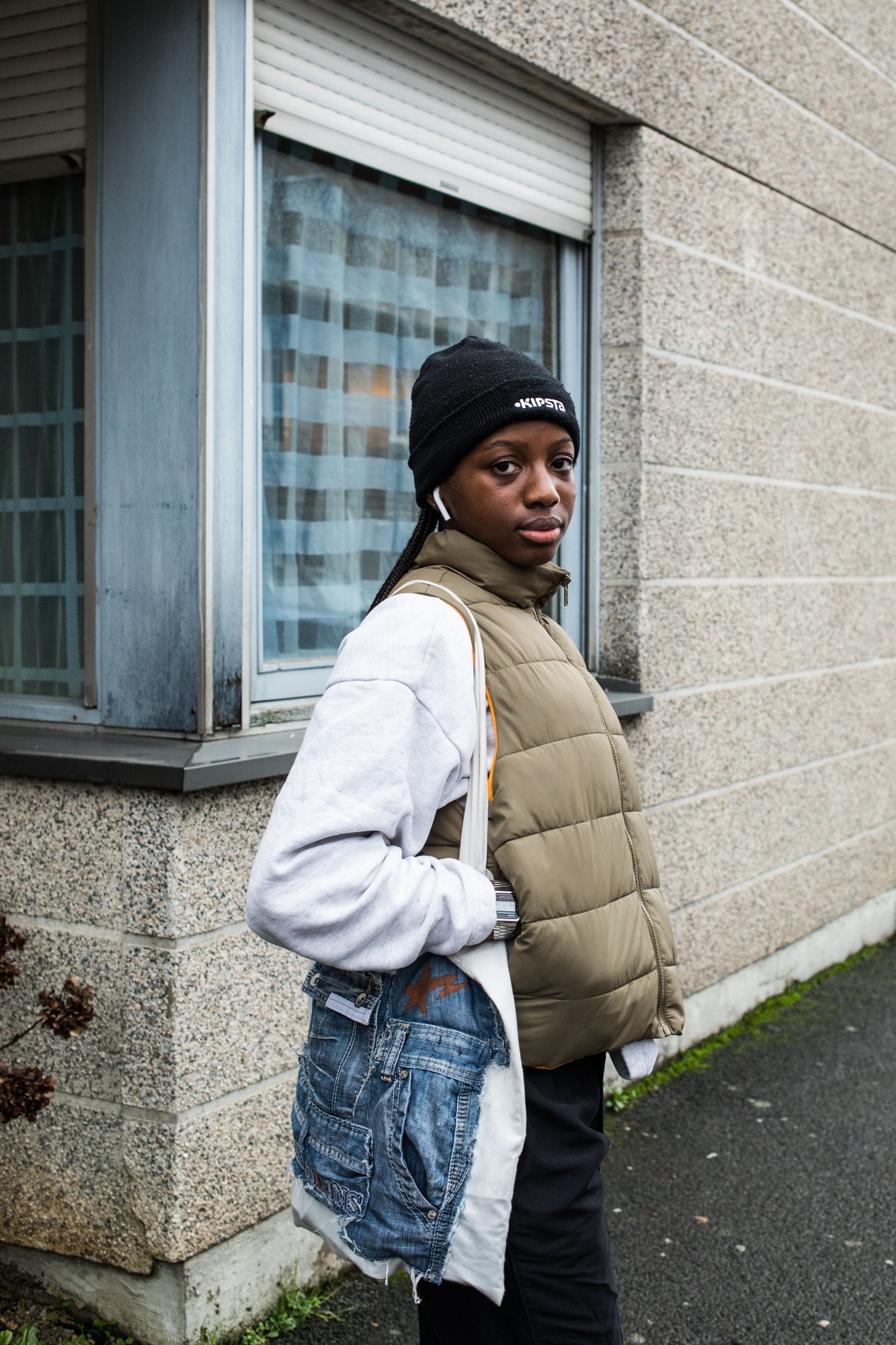  Mariama, élève de 1ère au Lycée Pavi. Elle marche, chaque jour, 10 minutes pour rentrer chez elle depuis son établissement. Janvier 2022. 