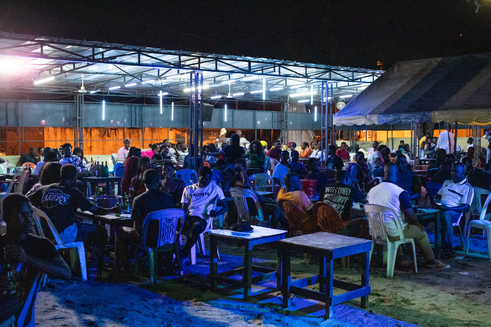 Public venu assisté au concert live du groupe SelecBand à l’Académie du Zouglou située à Yopougon. Juin 2023. 