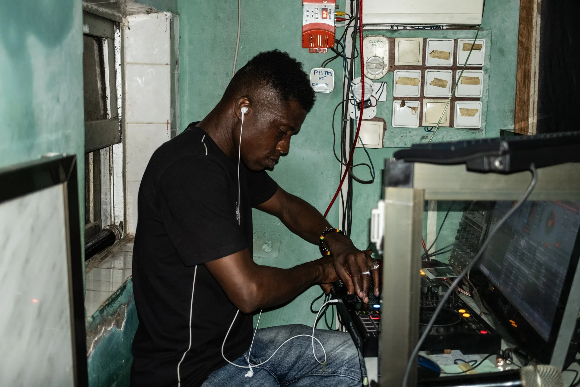  DJ Plaisir. Bar climatisé Binkadi. Juin 2023.  