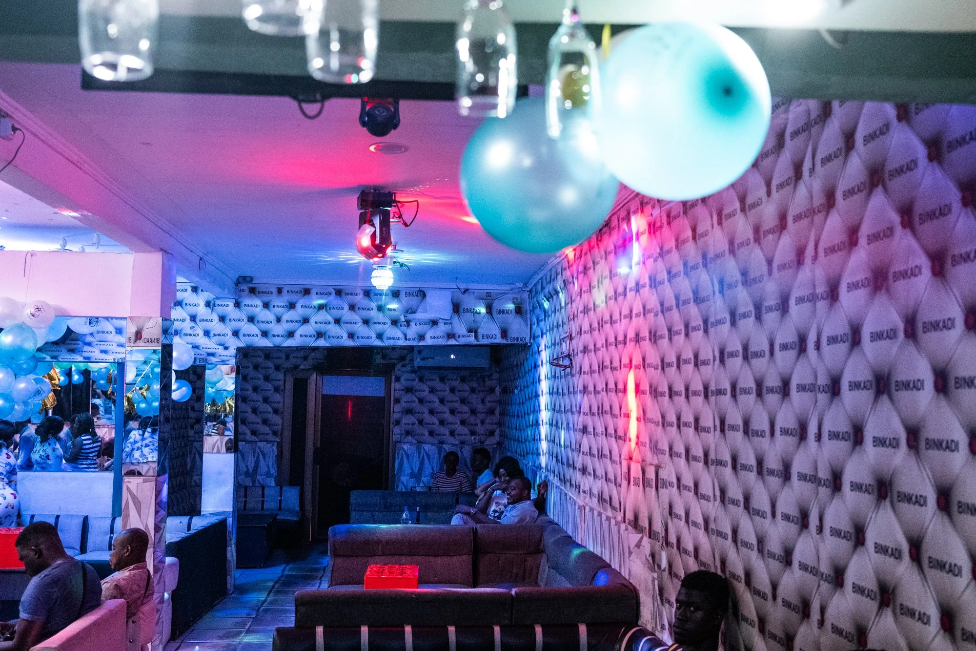  Salle principale du bar climatisé Binkadi. Juin 2023. 