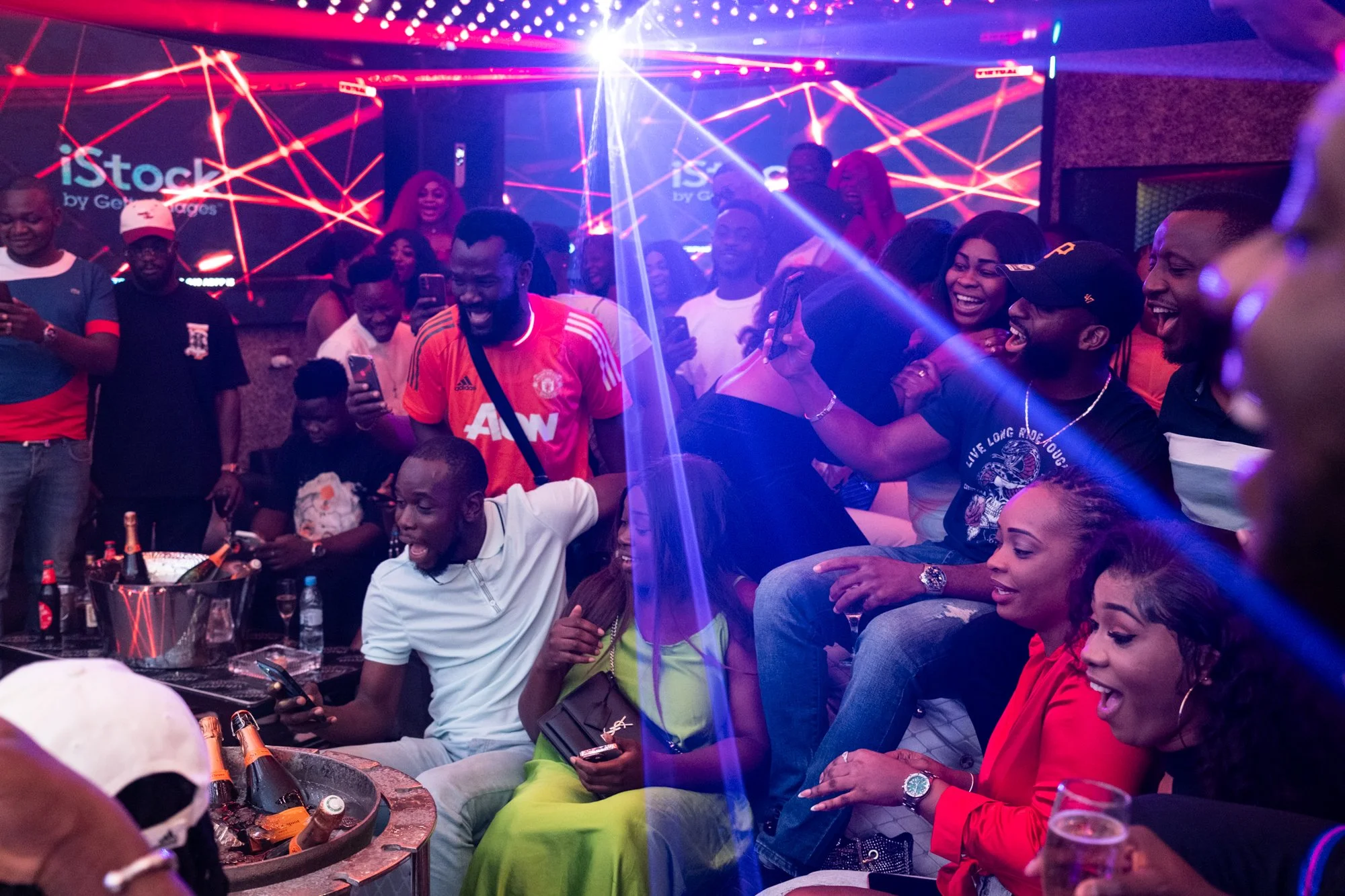  Il est presque 6 heures du matin à la Maison B. l’heure est venue pour Alaingo, Sangoku, Mardoche et d’autres danseurs de « prester ». Expression populaire ivoirienne qui signifie « assurer sa prestation ». Abidjan. Juin 2023.    