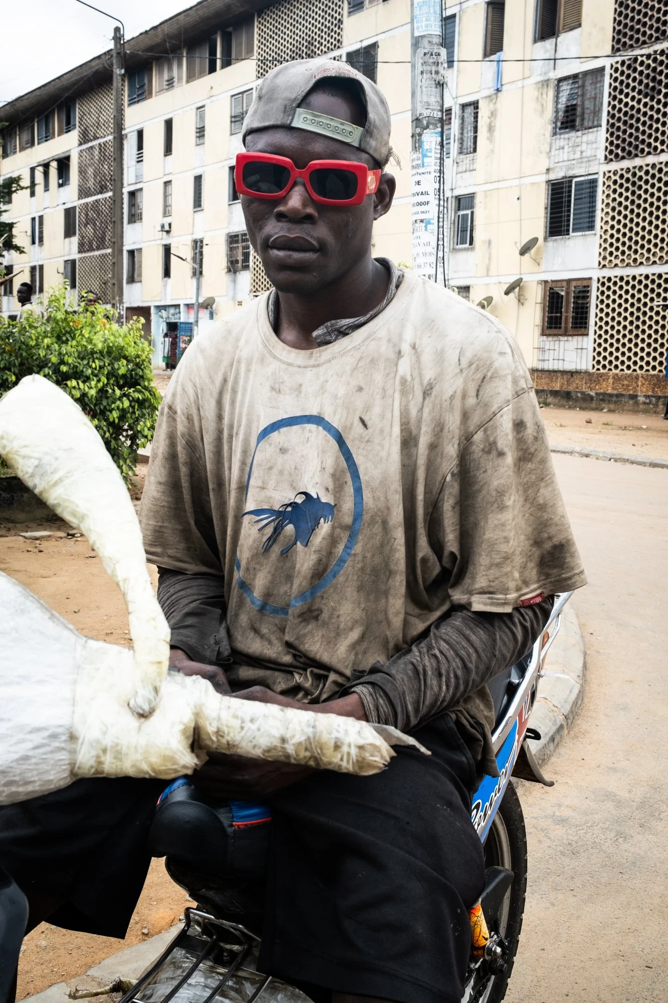  Salif le Yorobo, artisan ferronnier aux 220 logements et fan de l’artiste DJ Arafat. Juin 2023.  
