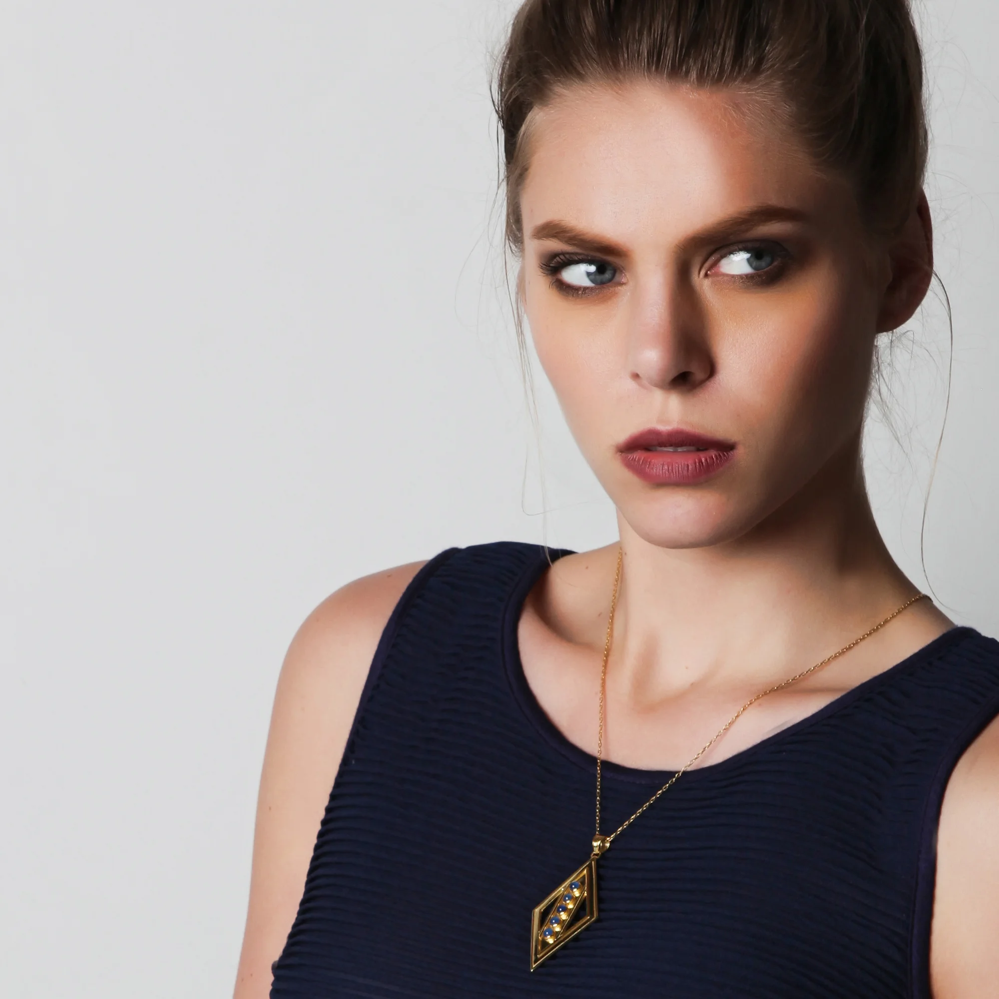 Diamond_Necklace_RedBlue_Agate3.jpg