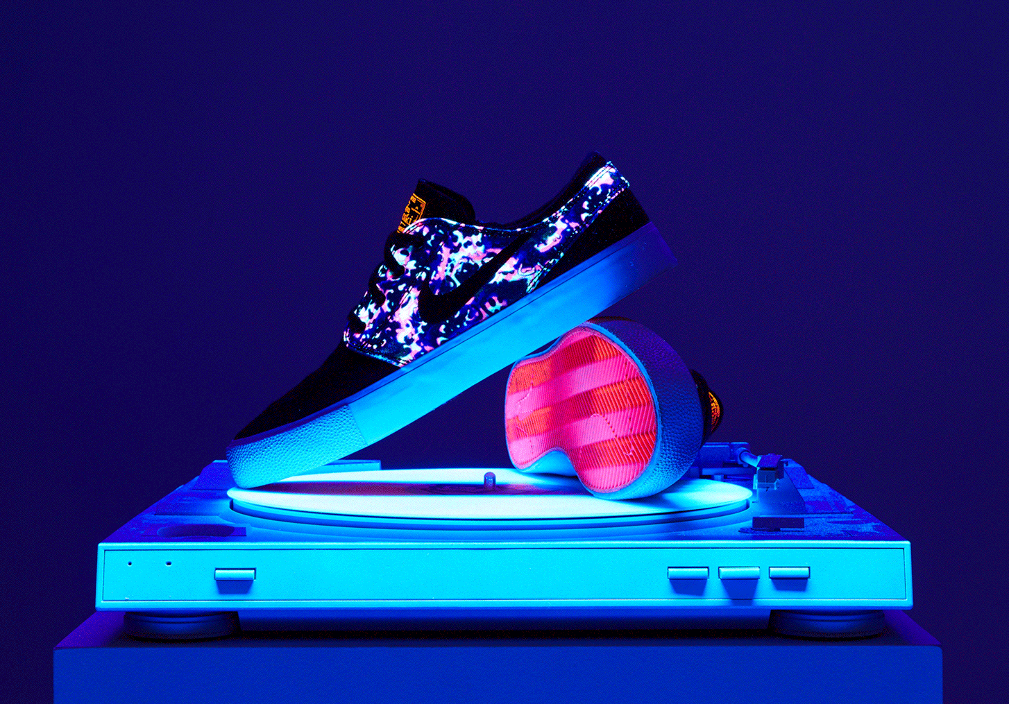 Black_Light_0085_SPIN_cropped.gif