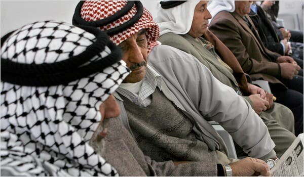 Hommes palestiniens portant le keffieh Kevin Frayer/Associated Press
