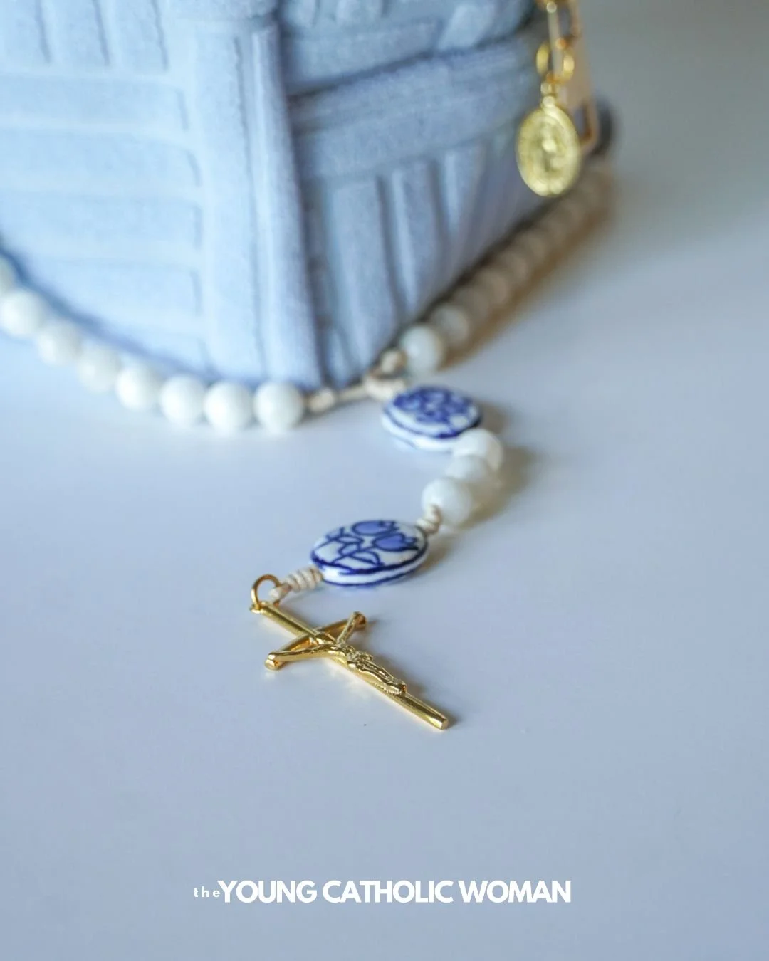 PRAYER TO THE QUEEN OF THE MOST HOLY ROSARY 🫶

Queen of the Most Holy Rosary, and tender Mother of all people, I consecrate myself to your Immaculate Heart, and recommend to you my family, my country, and the whole human race. Please accept my conse