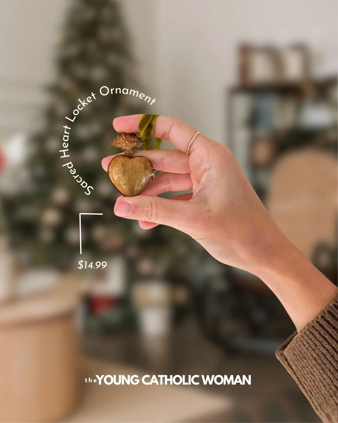 I have always loved this vintage reproduction of the Sacred Heart votive. To me, the possibilities are endless on how you can use it, but it becomes an especially meaningful gift for Christmas. 🎁 👐