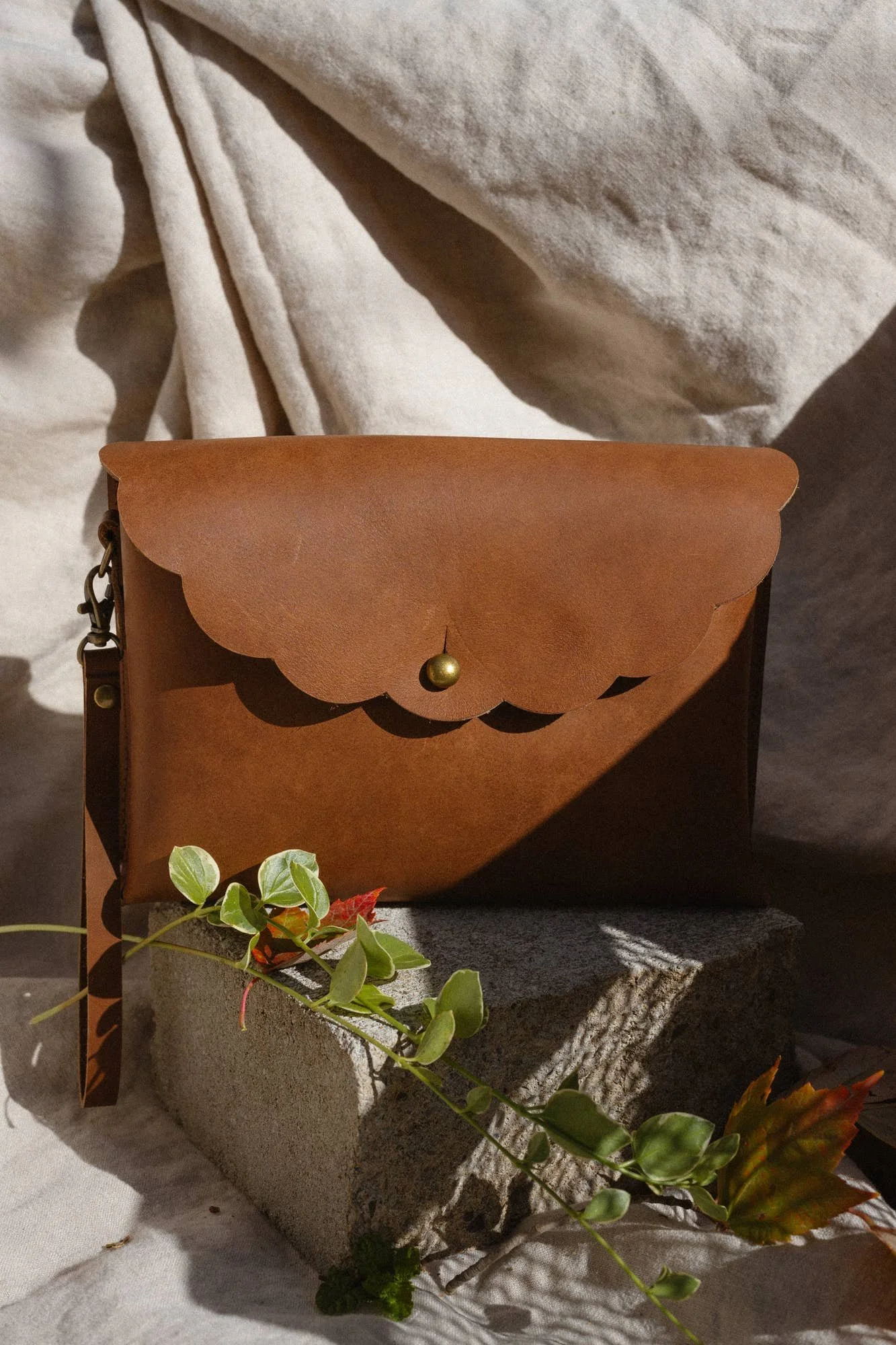 Scallop Leather Purse in Chestnut