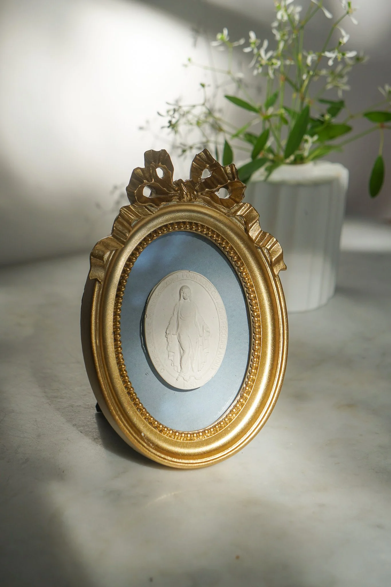 Miraculous Medal Intaglio in Bow Frame