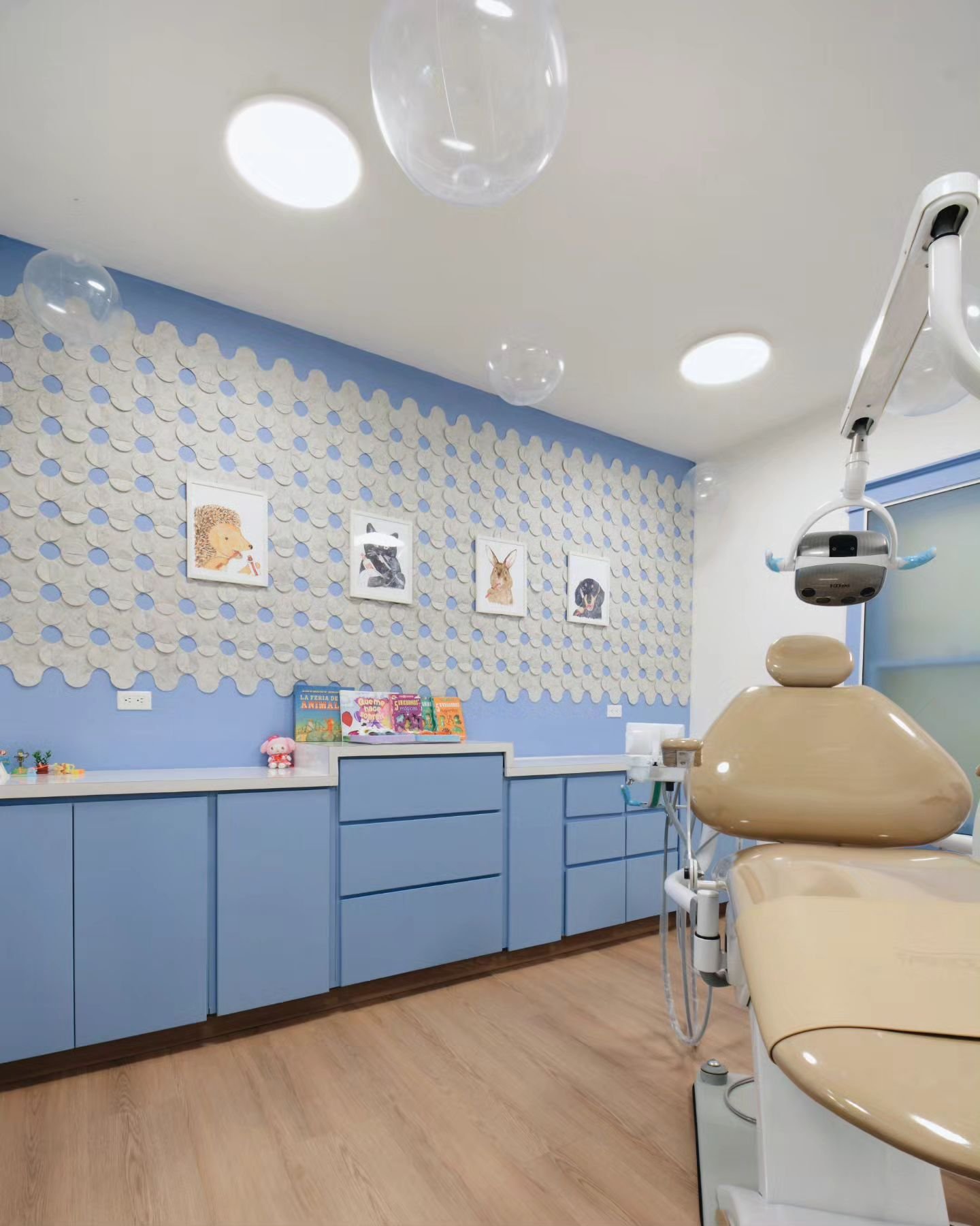 QUE ME HACE SONREIR - Pediatric Dentistry 

The open spaces facilitate lighting, ventilation and visually enlarges the space; however this can also cause echo and excessive noise; for this reason, it was proposed to place acoustic panels designed wit