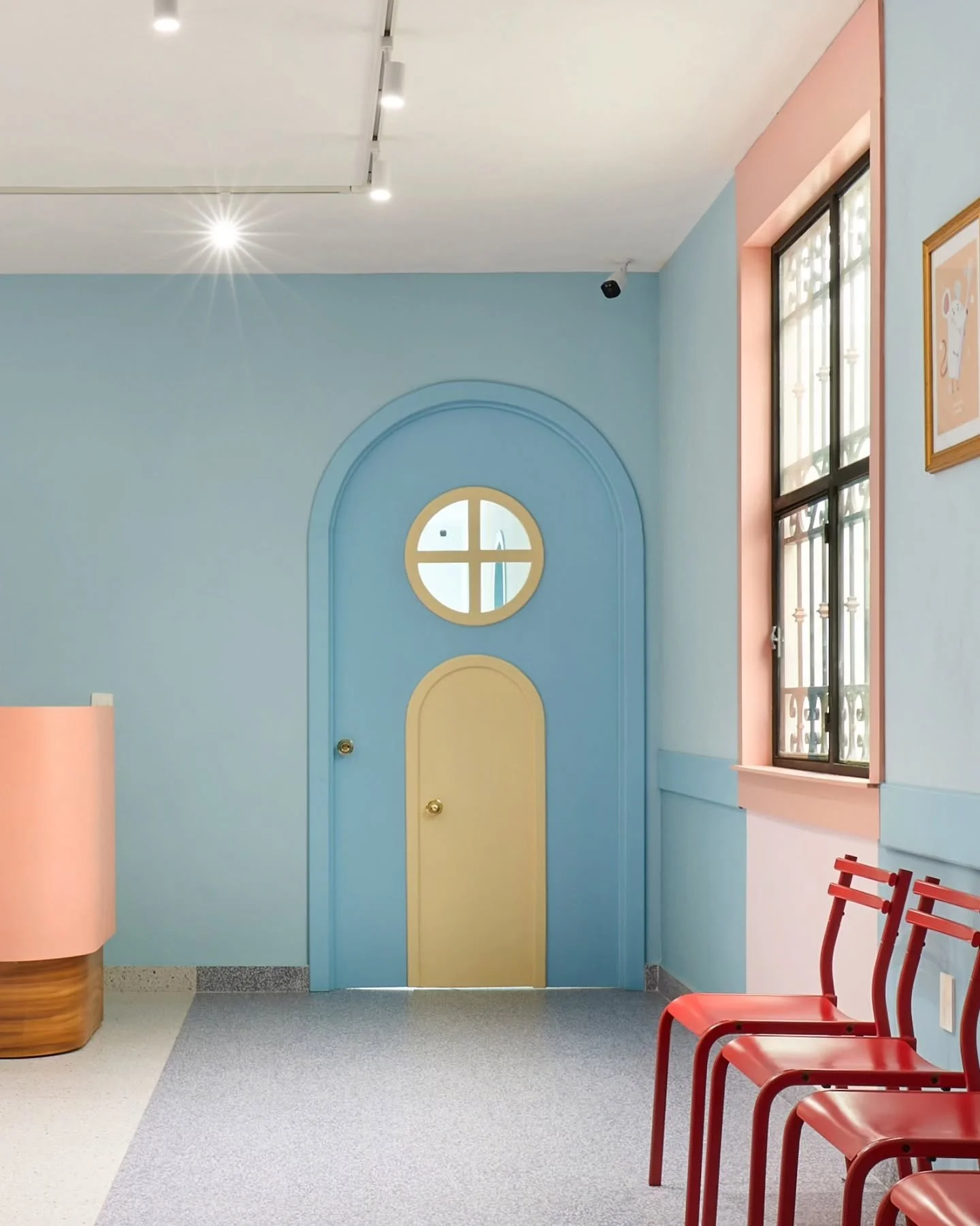 SAMANTHA'S STUDIO LAB
@samantha.studiolab

Inspired by the magical world of El Rat&oacute;n P&eacute;rez 🐭 , this pediatric dental clinic was designed to turn fear into curiosity and tears into smiles. 

When kids feel safe, parents relax.
When pare
