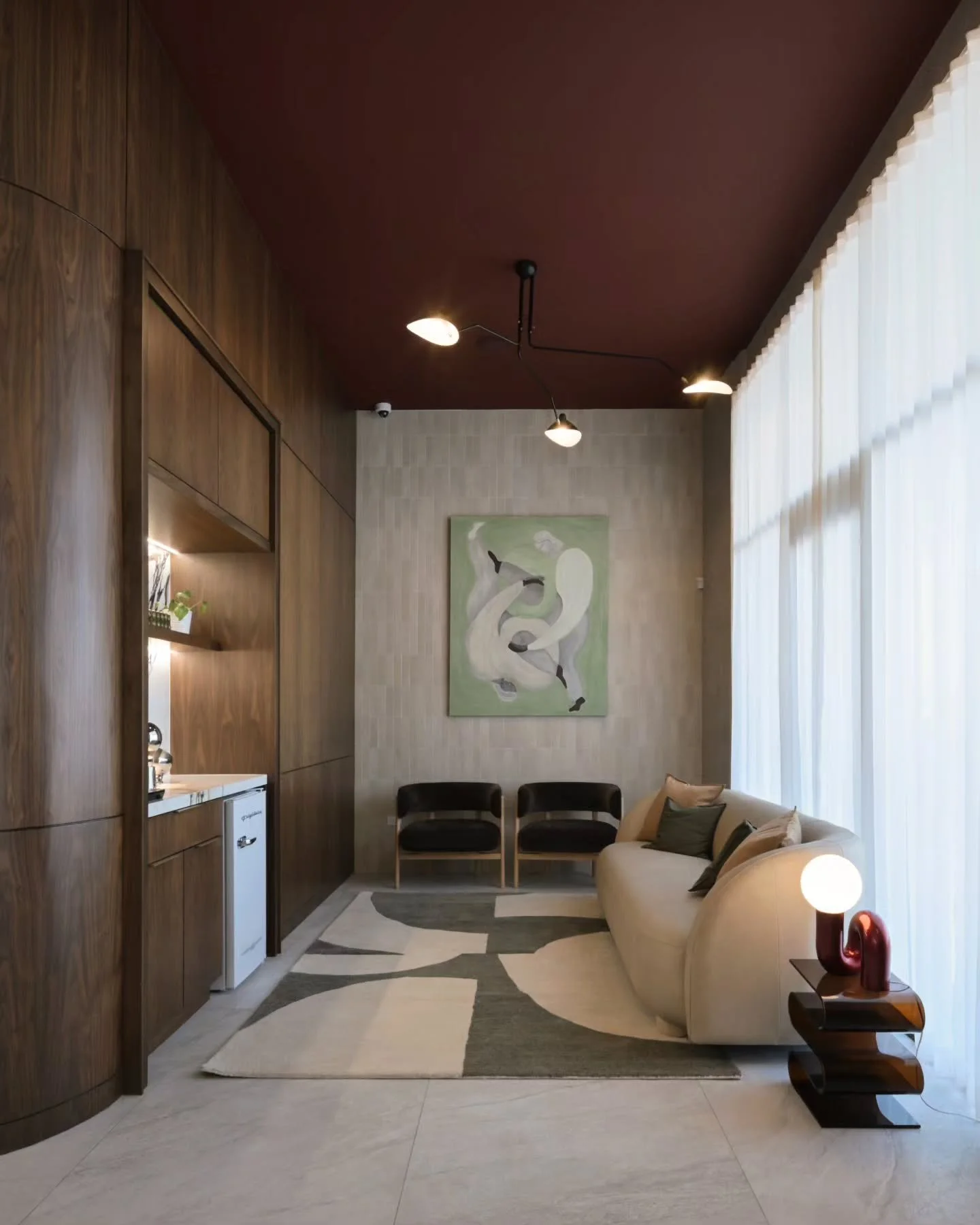 @protheadental challenges the traditional clinical aesthetic, replacing it with a warm, residential atmosphere where patients can feel at ease from the moment they arrive.
&bull;
@protheadental replantea la est&eacute;tica cl&iacute;nica tradicional 