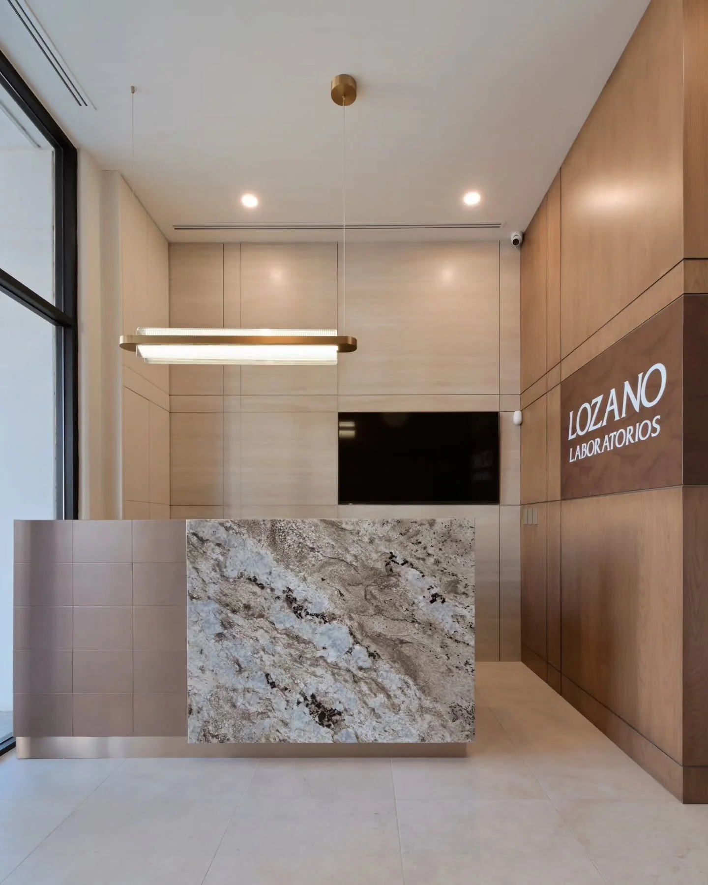 Para @laboratorioslozano (Plaza Xielos), dise&ntilde;amos espacios que reflejan el profesionalismo y la credibilidad de la marca a trav&eacute;s de una cuidada selecci&oacute;n de materiales, iluminaci&oacute;n y composici&oacute;n espacial.
&bull;
F