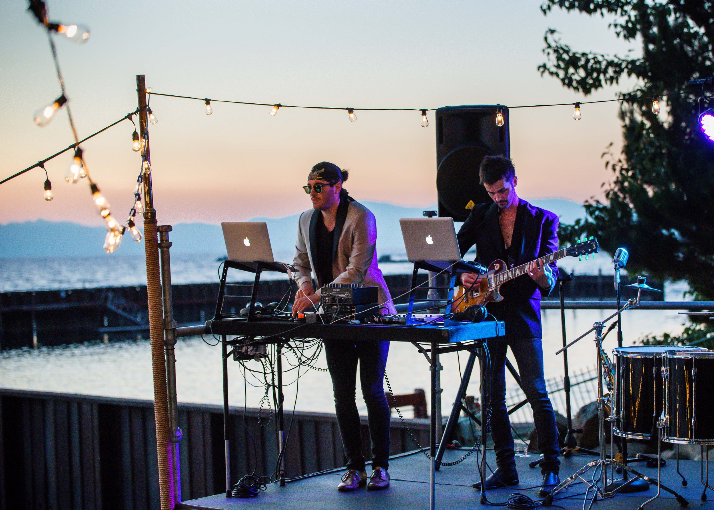 Soulcirque is a DJ Hybrid Band that blends DJ'ing with live instruments. Great for private parties, corporate events, and weddings. Options include Drums, Saxophone, Violin, Guitar.