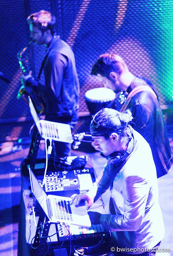 Soulcirque is a DJ Hybrid Band that blends DJ'ing with live instruments. Great for private parties, corporate events, and weddings. Options include Drums, Saxophone, Violin, Guitar.