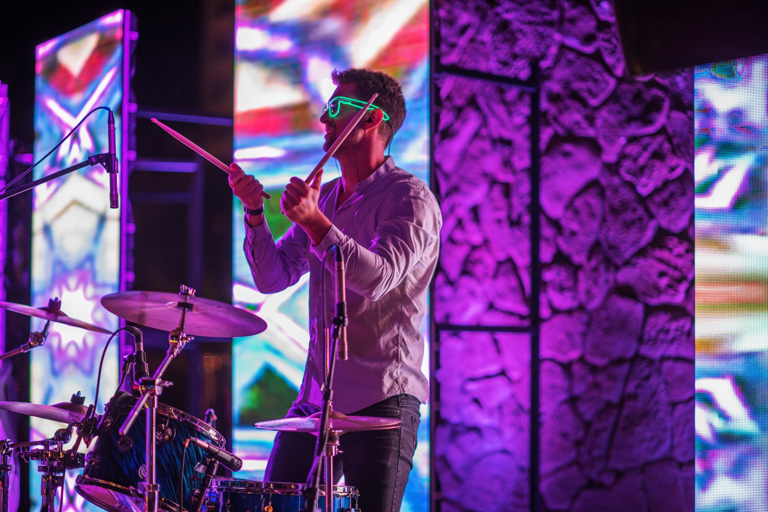 Jason Gates on Drums Hawaii - Soulcirque is a DJ Hybrid Band that blends DJ'ing with live instruments. Great for holiday parties, corporate events, and weddings.