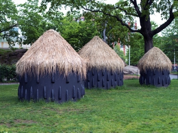 Image: Simone Leigh, A particularly elaborate imba yokubikira, or kitchen house, stands locked up while its owners live in diaspora (installation view), 2016. Presented by The Studio Museum of Harlem in Marcus Garvey Park, New York, NY, August 25, 2016–July 25, 2017. © Simone Leigh; Courtesy of the artist and Luhring Augustine, New York.