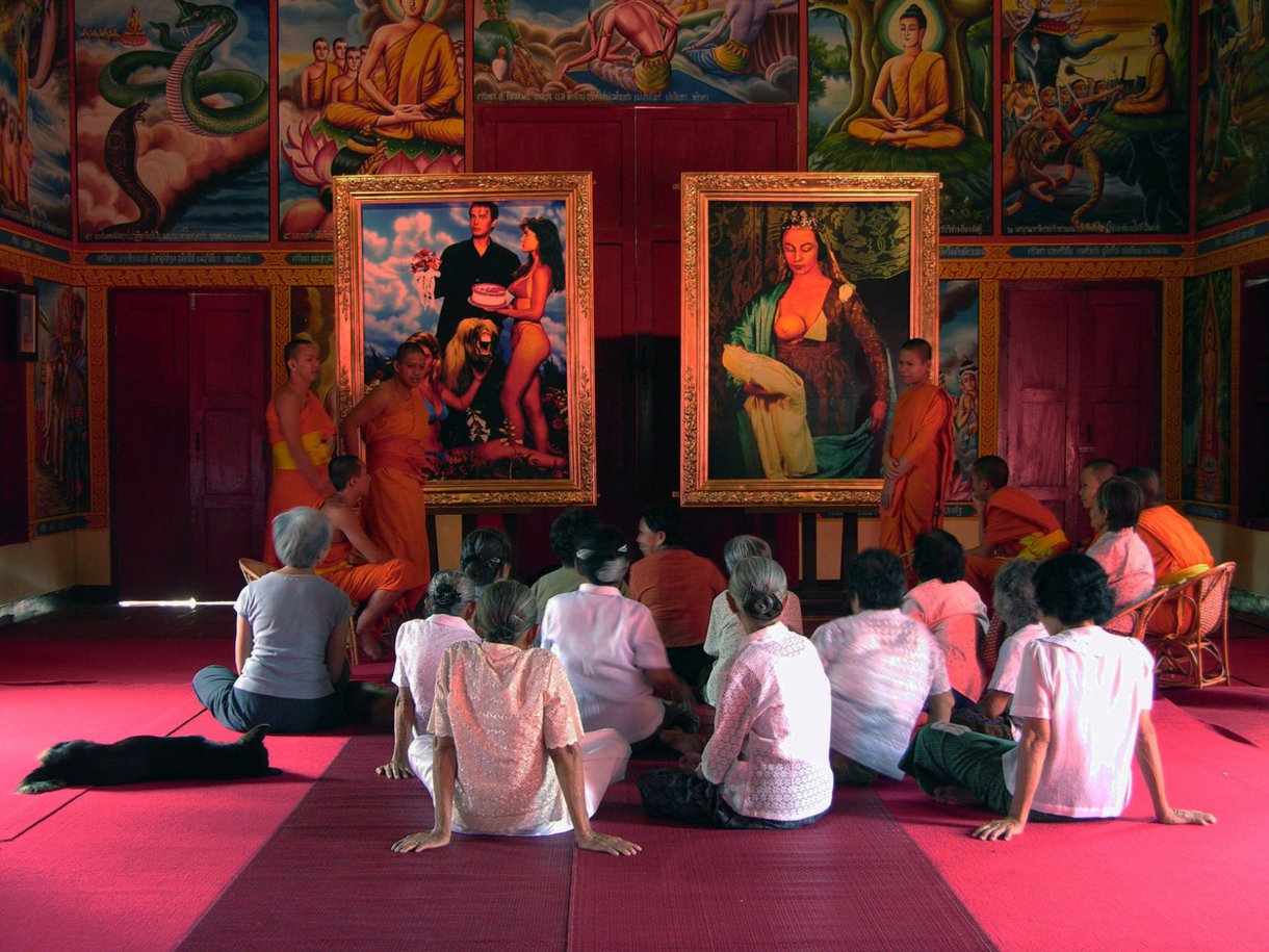 Araya Rasdjarmrearnsook, หมู่บ้านและที่อื่น Village and Elsewhere: Jeff Koons’ Untitled, Cindy Sherman’s Untitled, and Thai Villagers, 2011, digital pigment print.