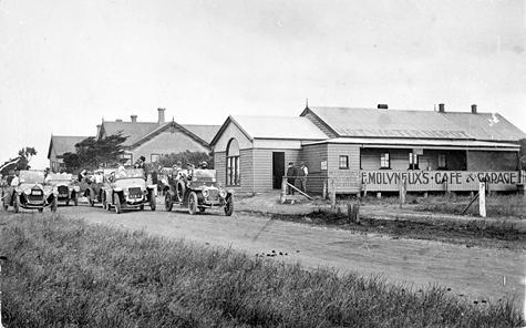 Molyneux cafe and garage - hot water depot 1920.jpg