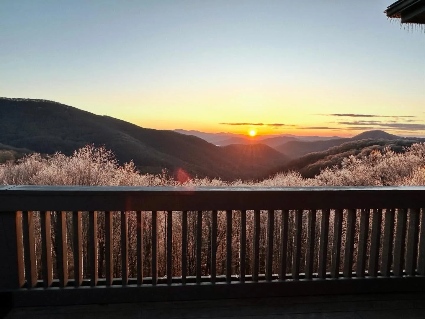 Throwback Thursday Easter Sunrise edition ⛰️

#EasterSunrise #Mountains #mountainviews #wnc #easter