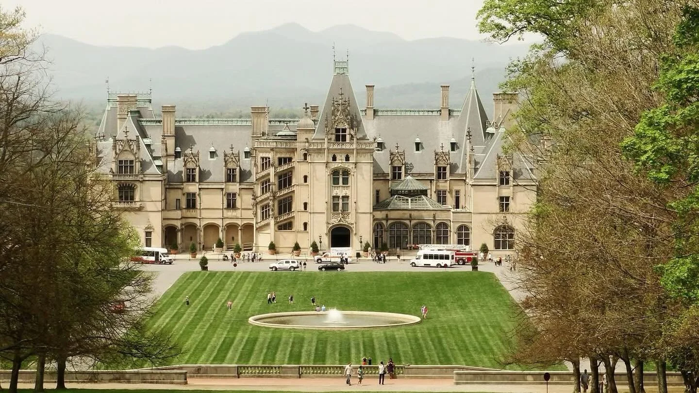 🌹⛰️April is always the perfect time to visit Asheville 

#asheville #biltmore #biltmoreestate #ashevillenc #mountains