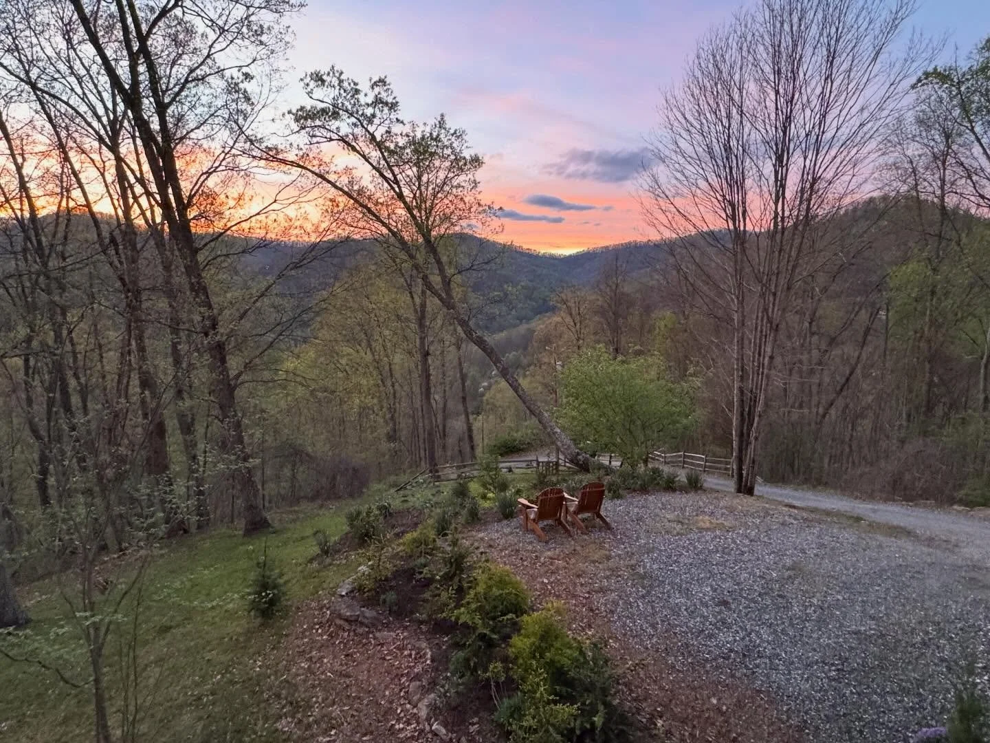 ⛰️Vacancy alert: April 19-24 just became available!

And, spring&rsquo;s starting to show up and show off here&hellip;. light lingers in the evenings, an awakening forest is greening up and sounds of nature fill the air. 🌷🌱

#spring #nature #mounta