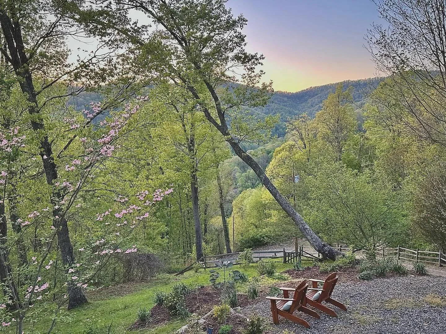 Availability alerts! 

Treat mom to a mountaintop getaway May 8-11💐

Memorial Day Weekend 🇺🇸 May 24-5

May 29-31 ☀️

#Mountains #mountainview #mountain #getaway #vacation