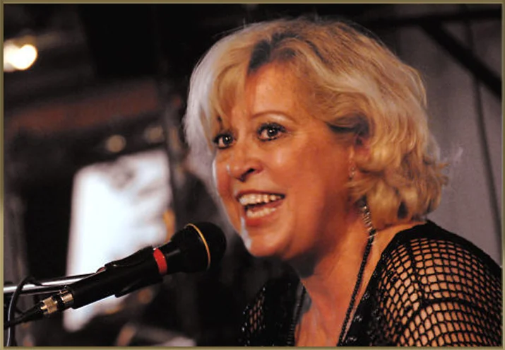 Op zondag 24 februari van 17.00 tot 20.00 ben je weer van harte welkom bij Jazz op Zondag! Dit keer met Diana Burta , verwacht een prachtige warme stem die je meeneemt in zacht swingende jazz nummers op piano, ze wordt begeleid door Thomas Andersen op de bas en Menno Veenendaal op drums. Diana begon al op zeer jonge leeftijd met muziek. Toen ze 12 was, luisterde ze al naar de beroemde jazz zangeressen Peggy Lee, Sarah Vaughn en Ella Fitzgerald, terwijl ze droomde van een carrière als zangeres zelf. Ze werd geïnspireerd door haar vader Joop Beerta, die een succesvolle componist en zanger / gitarist was. Haar wens kwam eerder dan verwacht toen ze op 15-jarige leeftijd werd gevraagd om op te treden met een groot orkest op een feest in haar vaders restaurant. Na op tv en radio te hebben gespeeld, speelde Diana op nationale en internationale jazzfestivals - eerst als zangeres met een bigband, later als zangeres / pianiste met een combo. Kom luisteren, borrelen en genieten!