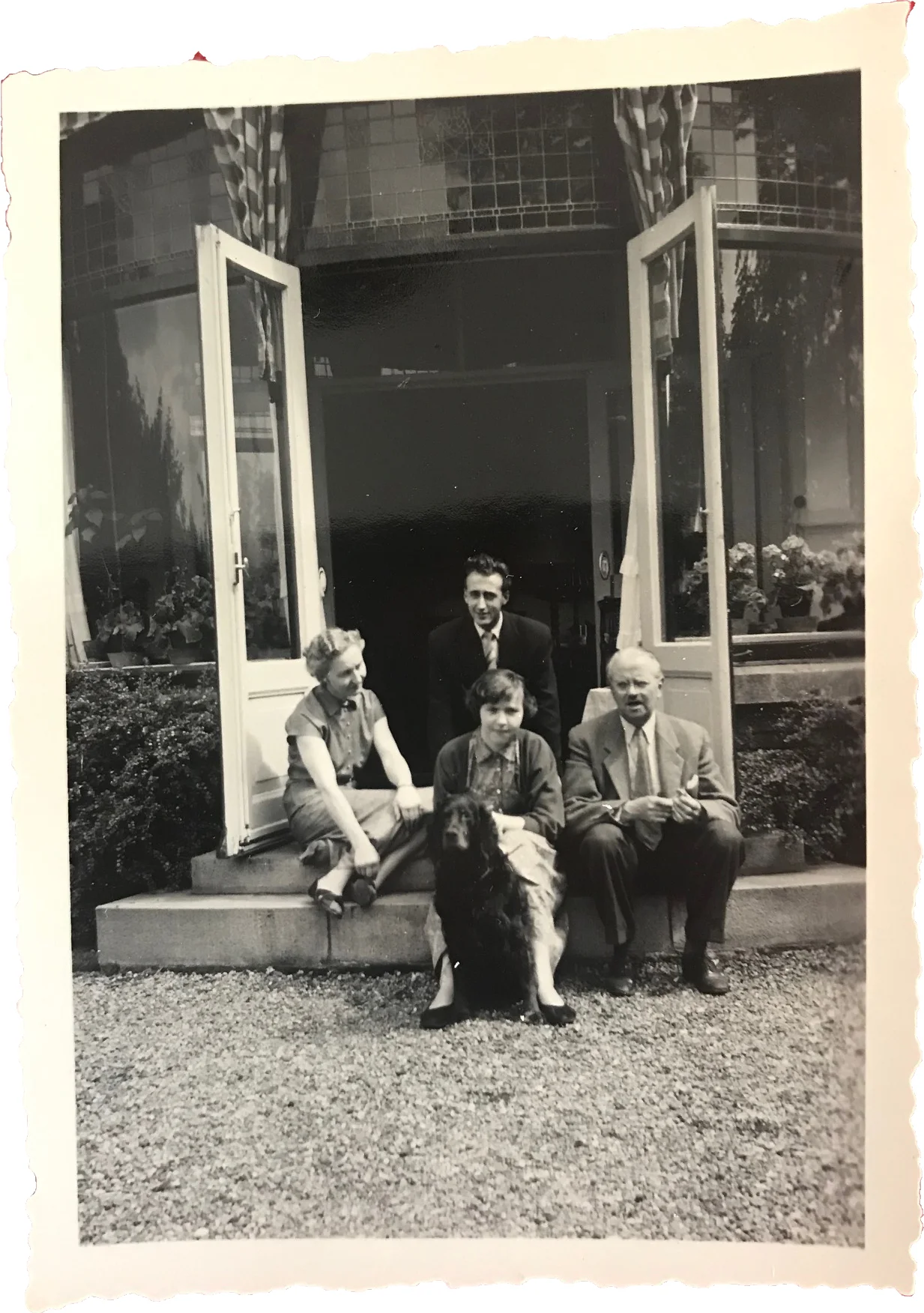 De jongen in het midden op de foto is een stagiaire uit Joegoslavië die ook ingewoond heeft bij de Familie Prisse.