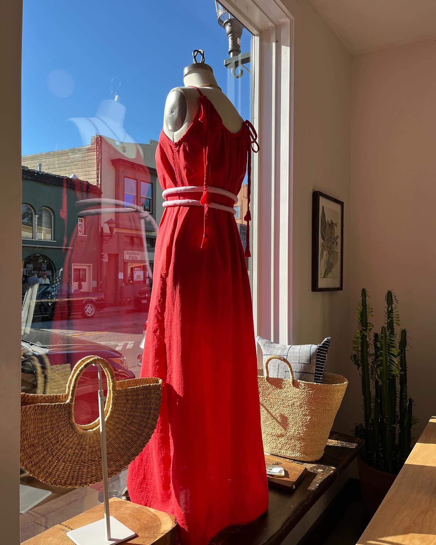 New Conifer maxi dress in a bright red cotton gauze 🥰 comes with a pink coded belt 
AND new straw bags from @indego_africa