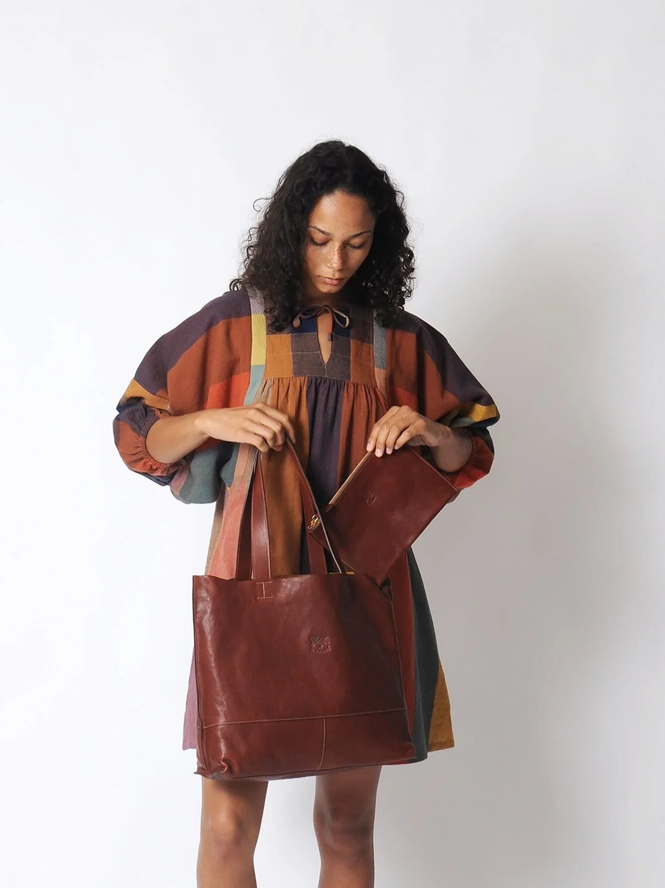 A favorite look 🥰
@rujutashethny dress with @ilbisonteofficial tote bag in sepia 😍