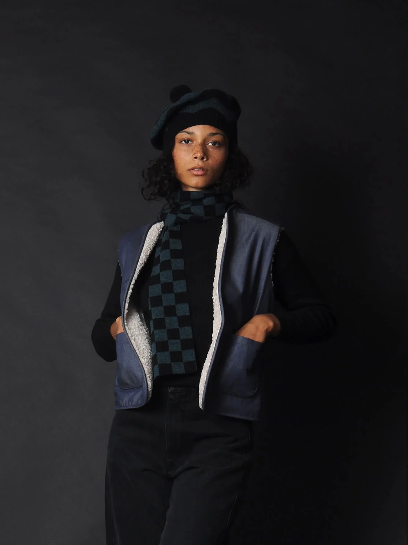 Fun photo shoot today with @gracerob1nson and @melkorkamilla 🤩

Scarf and hat @jogordonknitwear 

Vest @conifershop 

Sweater and jeans @micaela_greg