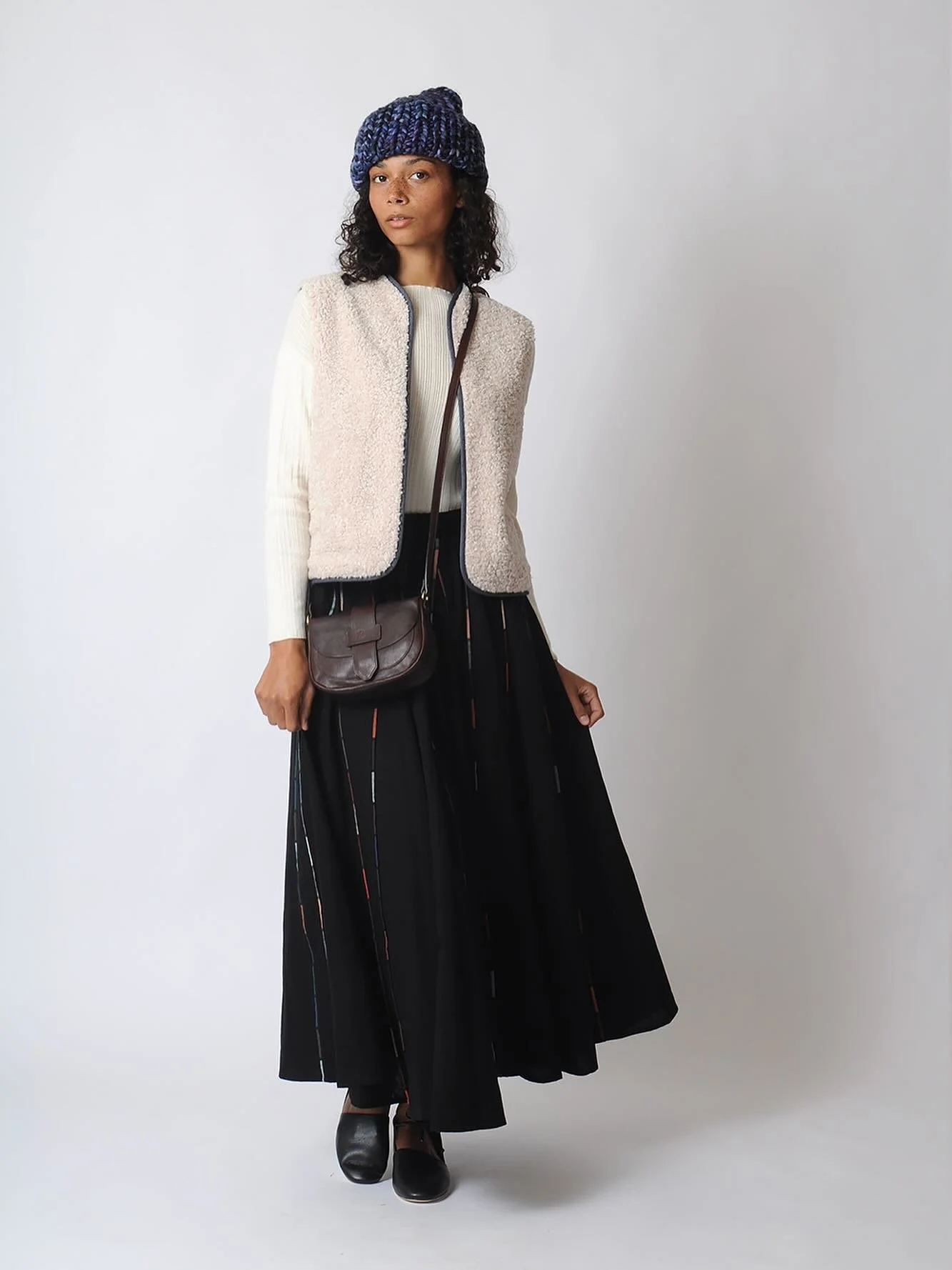 🫶🏼 all of it ! 
@megcohendesign hand knit hat 
@conifershop vest
@ilbisonteofficial bag
@micaela_greg isla rib top
@rujutashethny Kate skirt
@birdofflightshoes Amelie flat