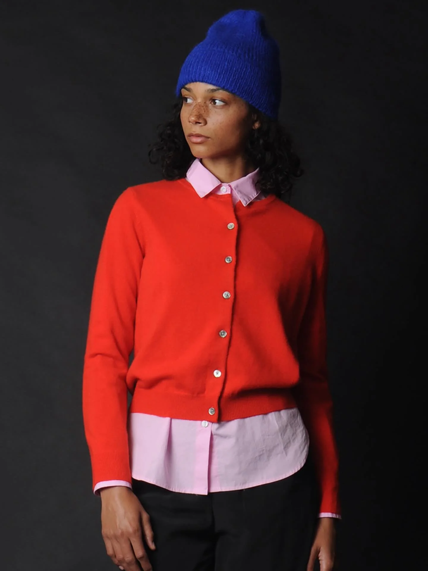 ❤️💙🩷
@micaela_greg hat
@conifershop pink Art shirt
@demyleeny red cashmere cardi